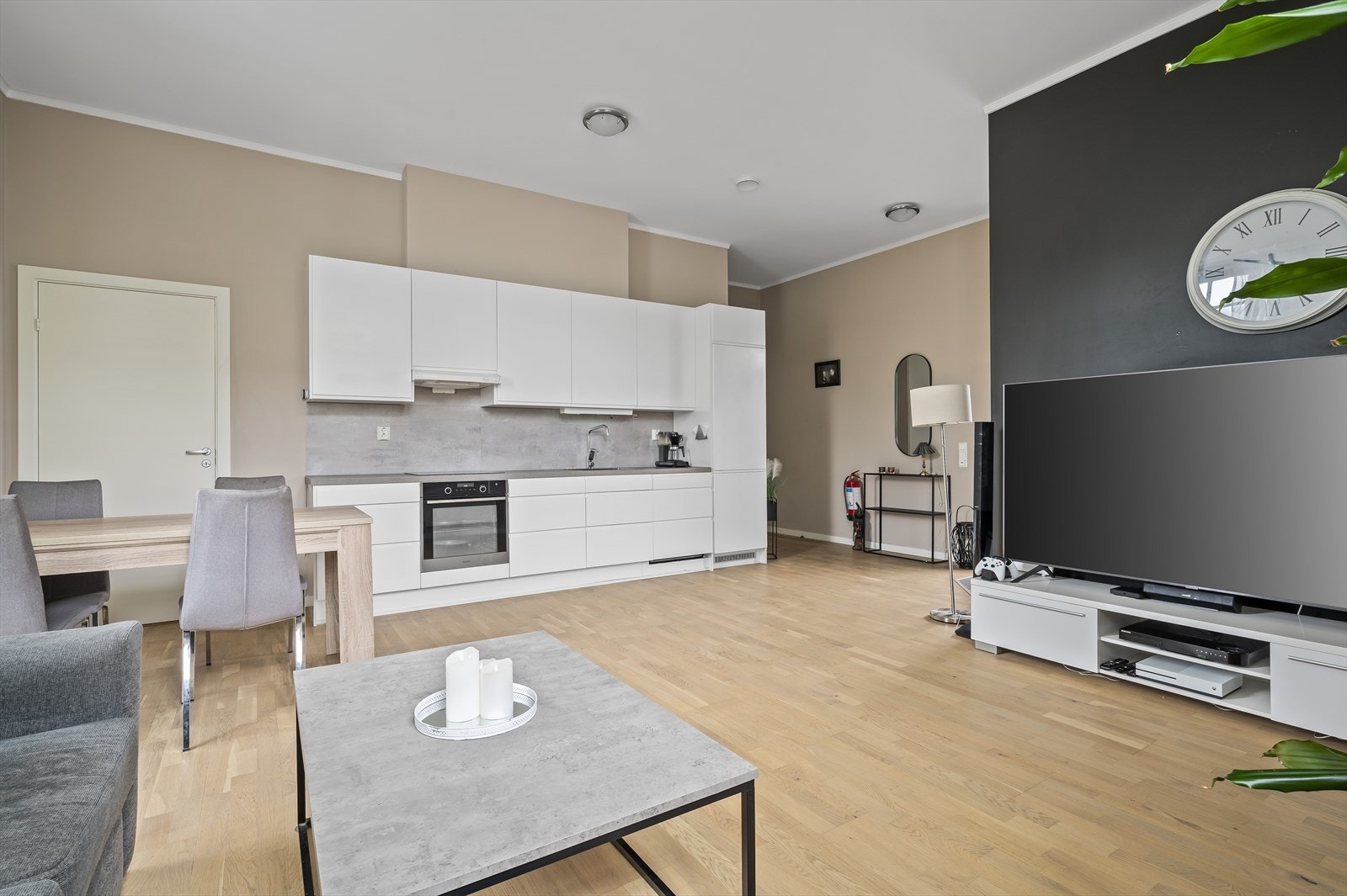 Åpen stue- og kjøkkenløsning. Parkett på gulv i stue, kjøkken og soverommene, malte plater på vegg og i himling Galleribilde