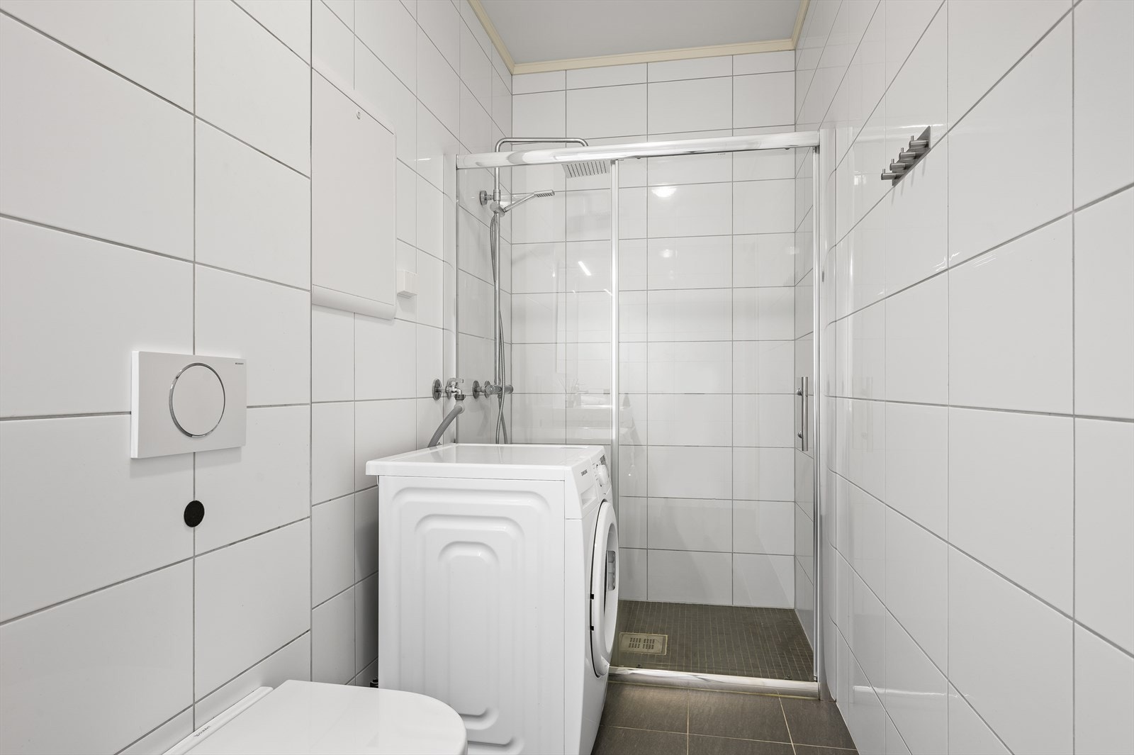 Lekkert baderom med opplegg til vaskemaskin Galleribilde