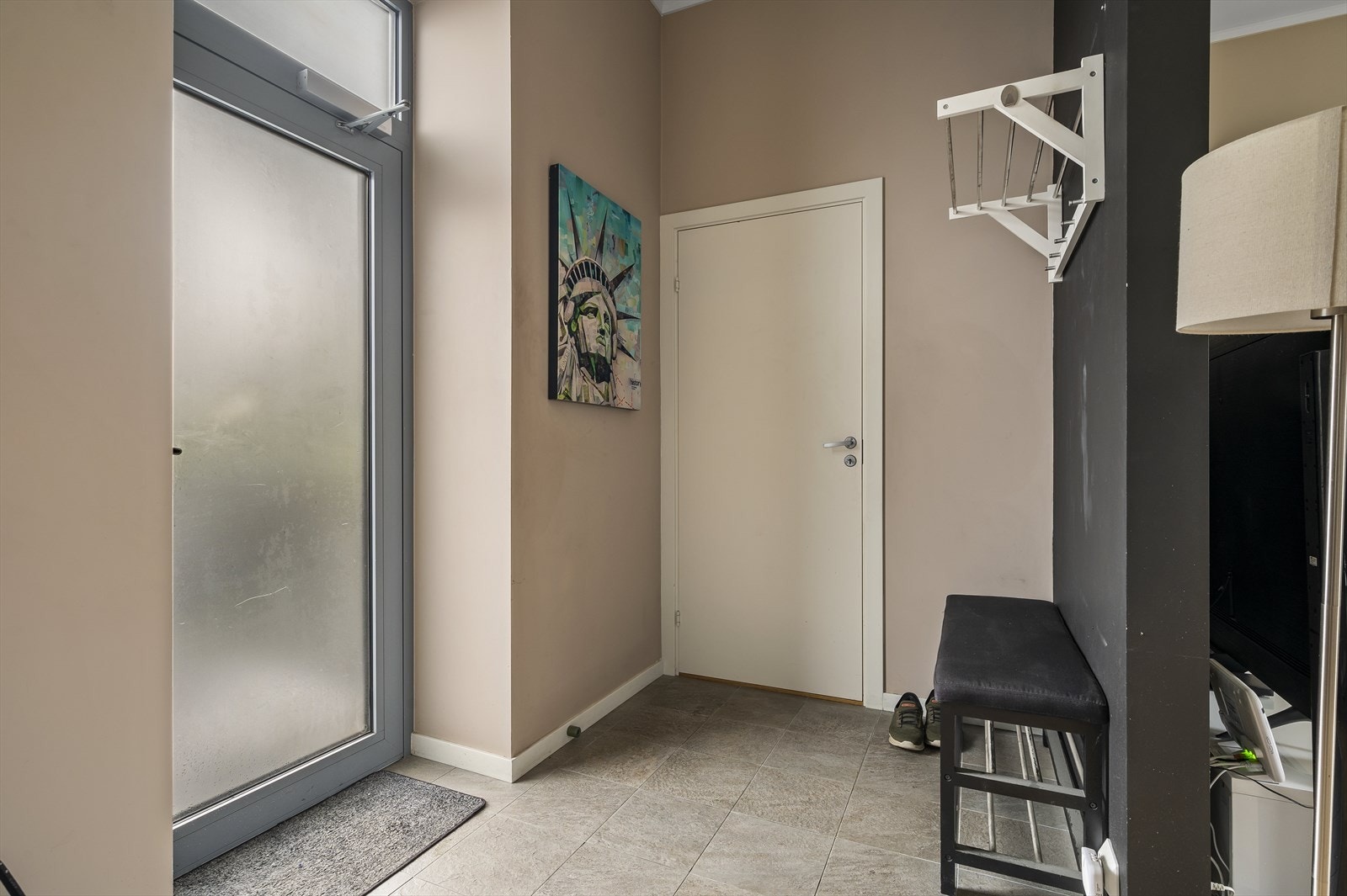 Hyggelig entré og dør til innvendig bod / teknisk rom Galleribilde