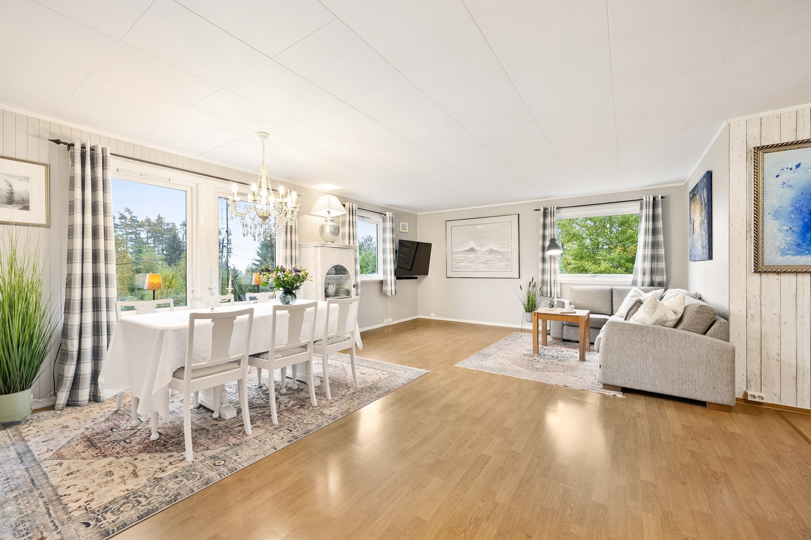 Lys og romslig stue med god plass til både sofakrok og spisebord. Galleribilde