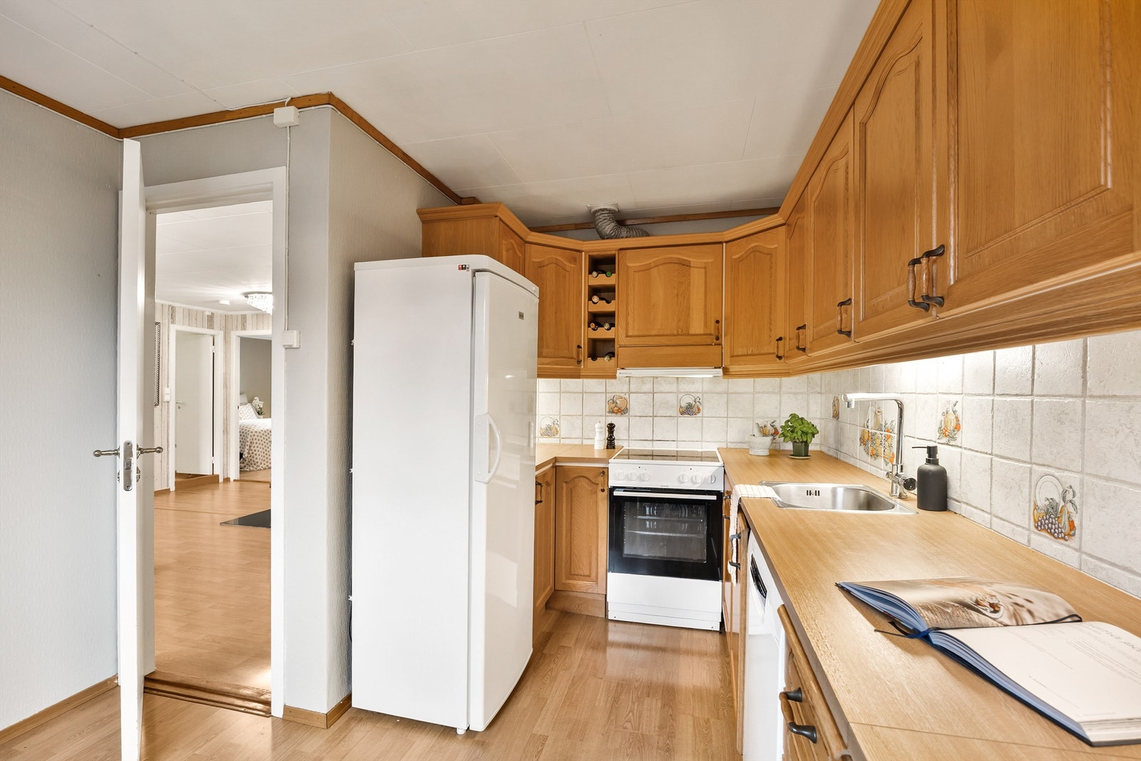 Kjøkkenet er praktisk adskilt fra stuen, noe som gir en ryddig og rolig sone for opphold og avslapning. Galleribilde