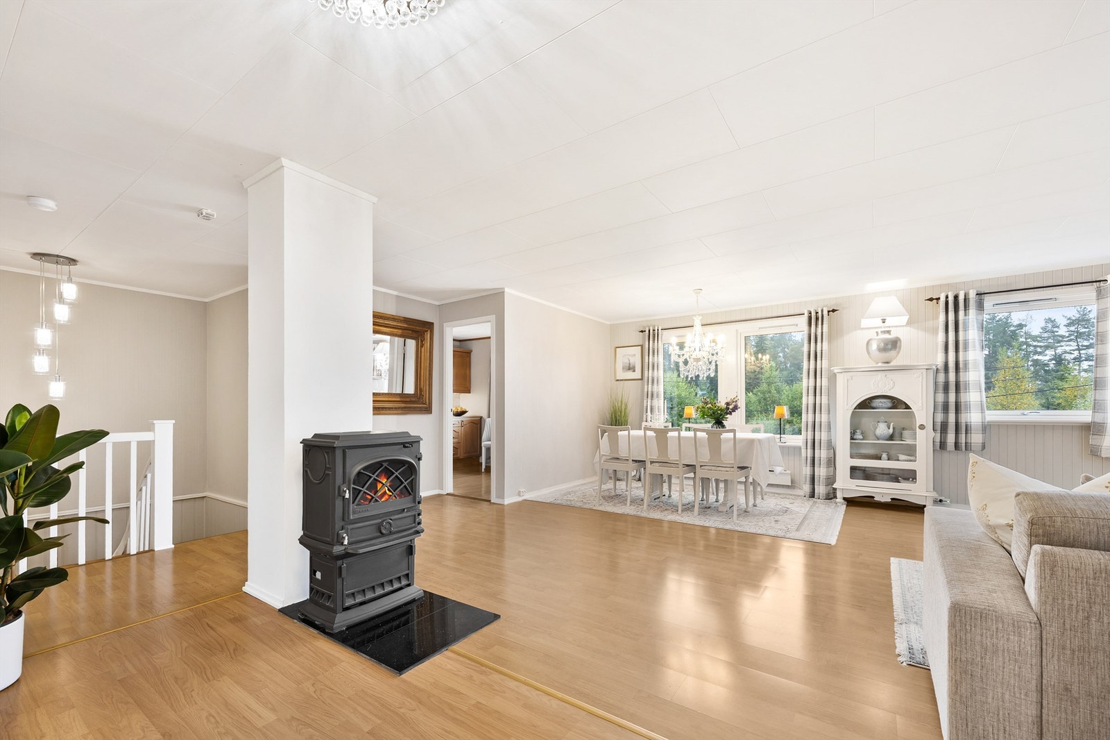 Boligen har en åpen planløsning som gir en romslig følelse og rikelig med naturlig lys Galleribilde