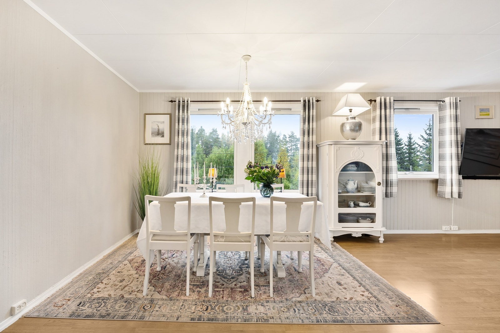 Store vindusflater gir godt med dagslys, og peisen skaper en lun og hyggelig atmosfære. Galleribilde