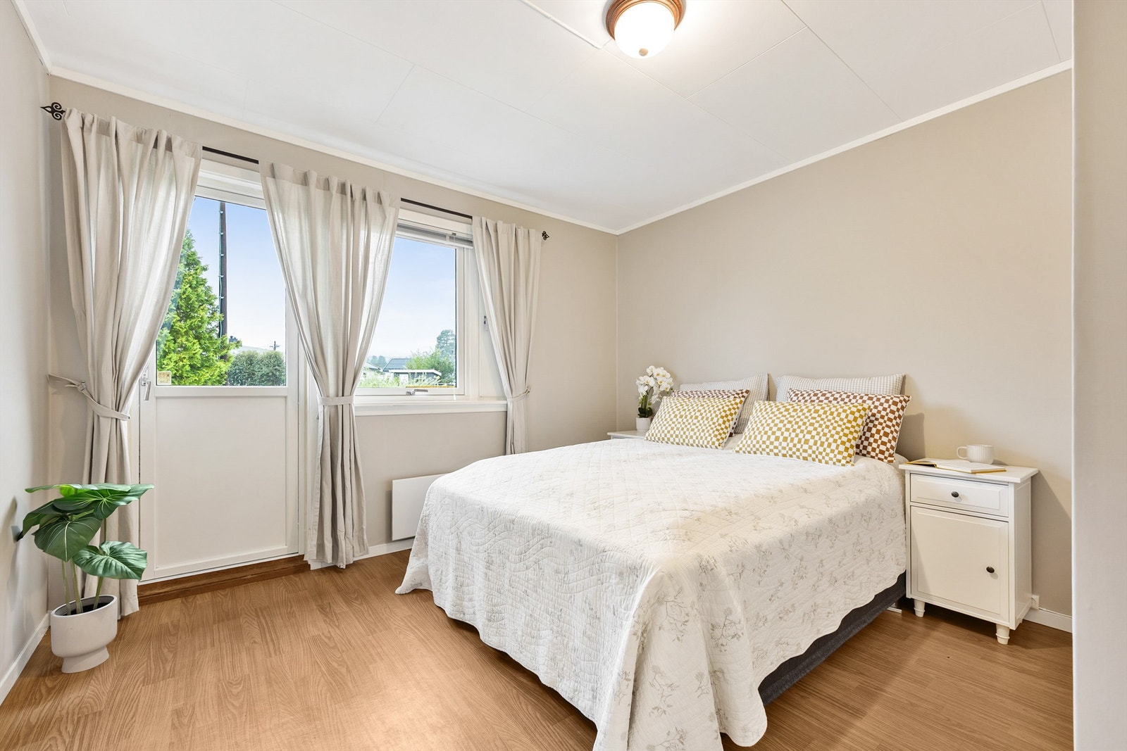 Soverom 1 har god plass til oppbevaring og egen utgang til terrassen. Galleribilde