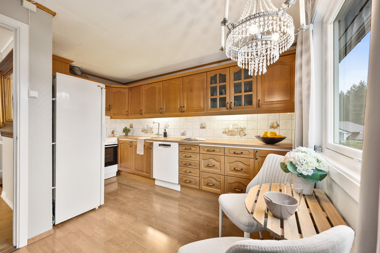 Hvitevarene består av kjøleskap, oppvaskmaskin og komfyr. Ventilator i overskap med mekanisk avtrekk. Galleribilde