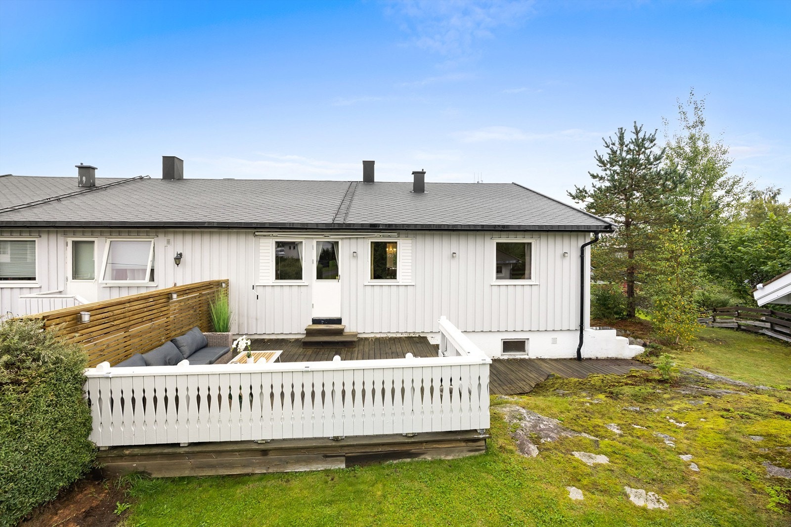 Fra terrassen har du direkte adgang til hagen. Galleribilde