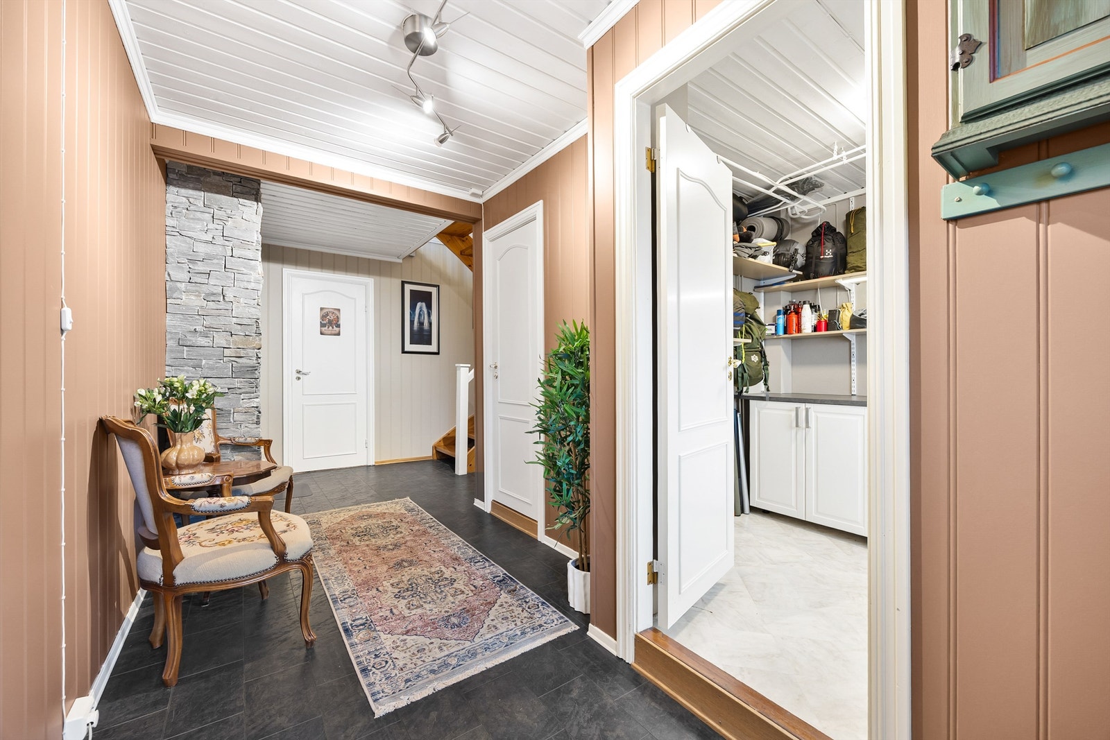 I første etasje finner du vaskerom med god plass til oppbevaring, et lite toalett og treningsrom med egen badstue Galleribilde