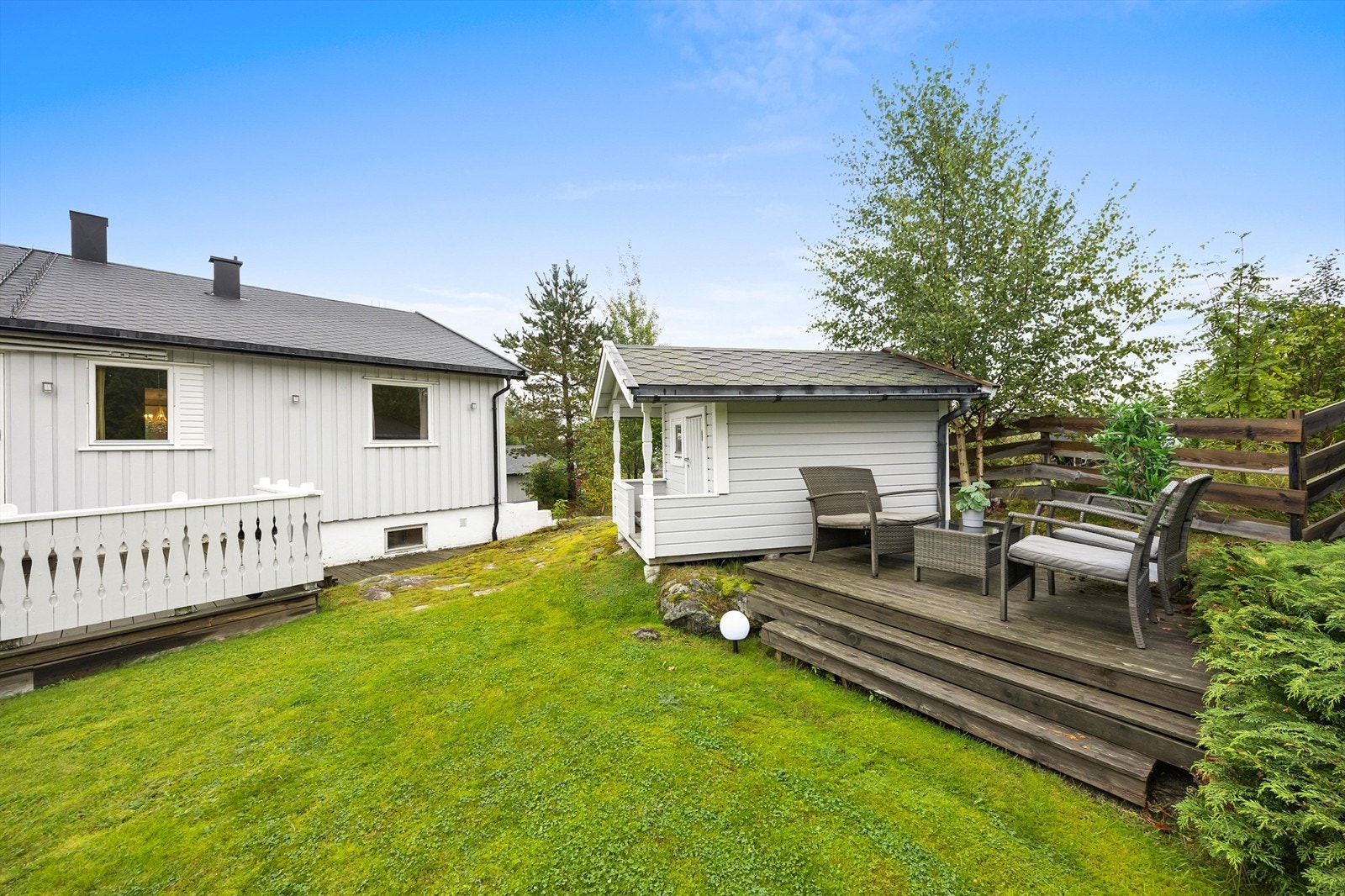 Boligen byr på en godt opparbeidet uteplass på baksiden av boligen. Galleribilde