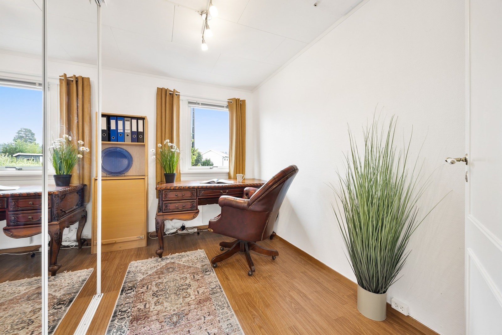 Rommet er i dag brukt som kontor, men er i byggetegninger godkjent som soverom. Galleribilde