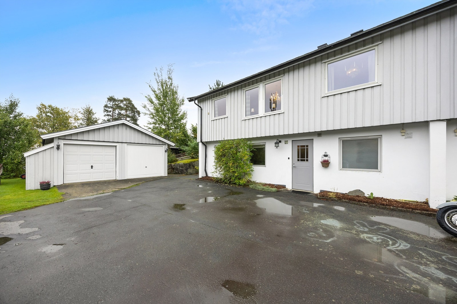 Asfaltert biloppstillingsplass utenfor boligen Galleribilde