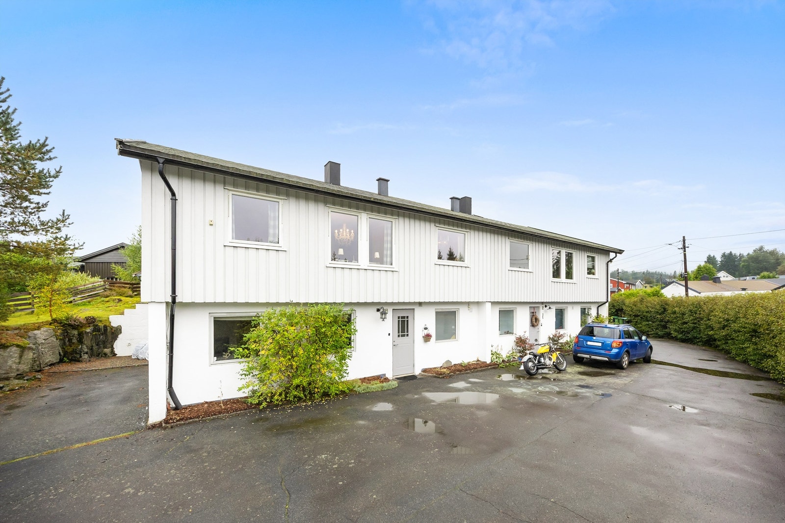 En innholdsrik halvpart av tomannsbolig over to etasjer med tilhørende garasje og utleiedel. Galleribilde