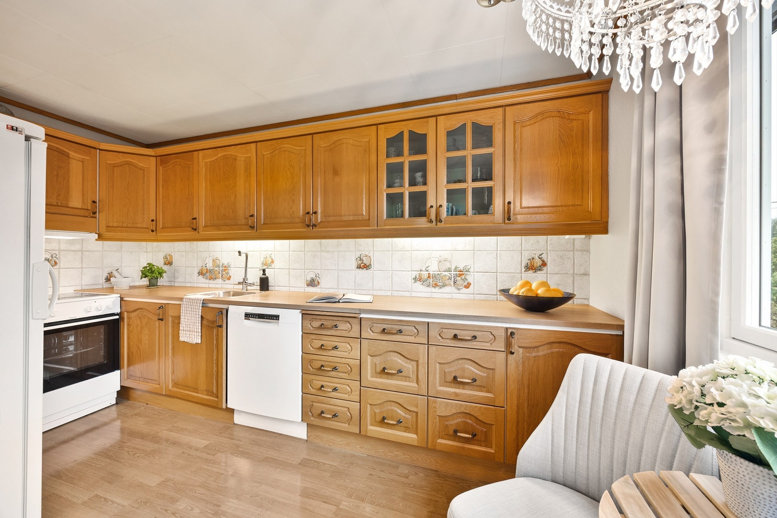 Kjøkkeninnredning med profilerte fronter fra ukjent årstall. Galleribilde