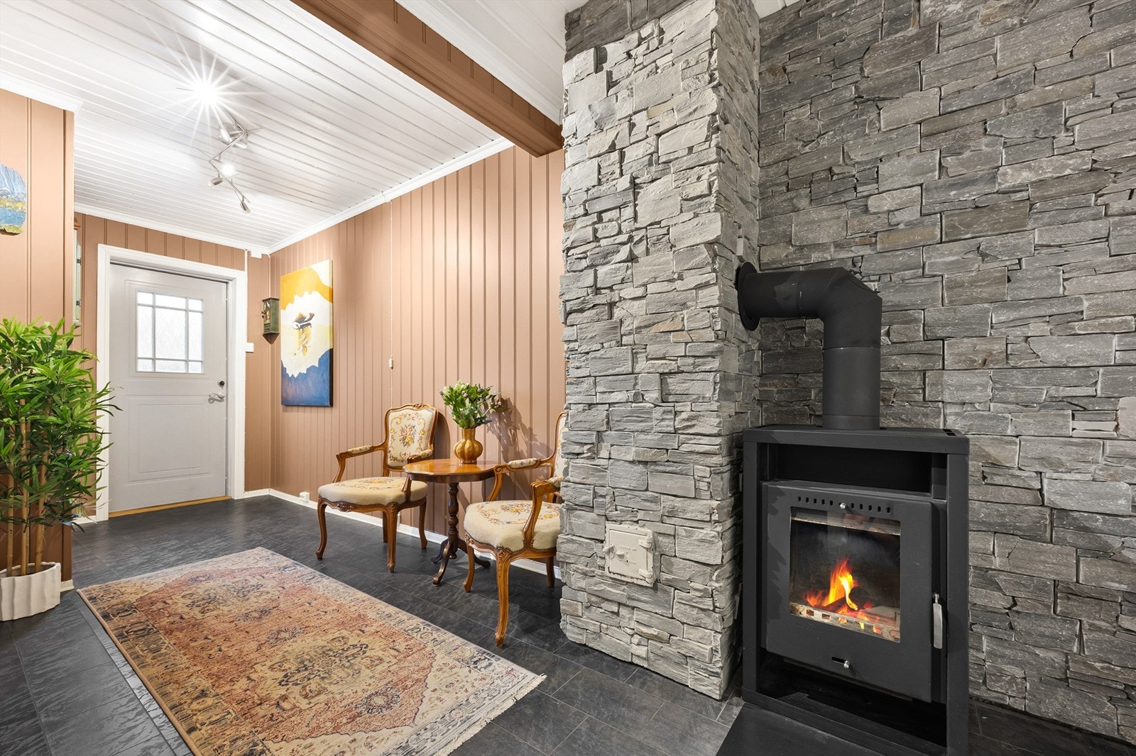 Peisovn ved inngangspartiet gir en lun atmosfære og varme i vintermånedene Galleribilde