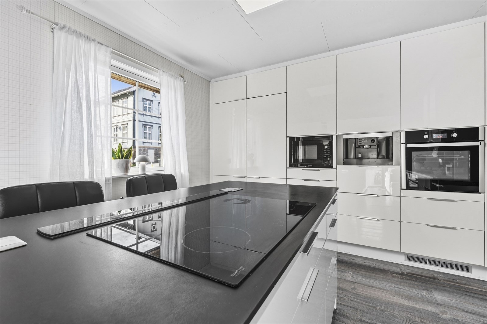 Det er rikelig med oppbevaringsplass i høyskap, skuffer, overskap og underskap. Galleribilde