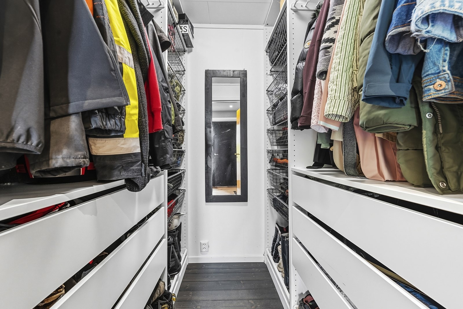 Stor garderobe innenfor entrè Galleribilde