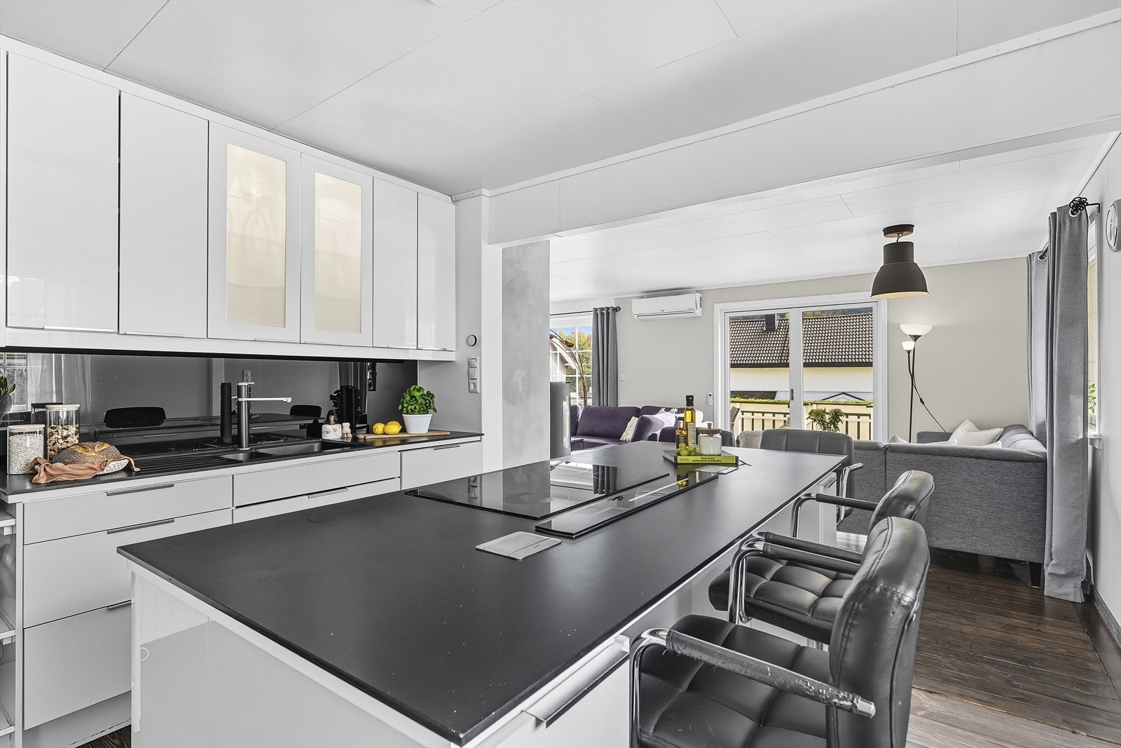 Kjøkkenet er i åpen løsning med stuen Galleribilde