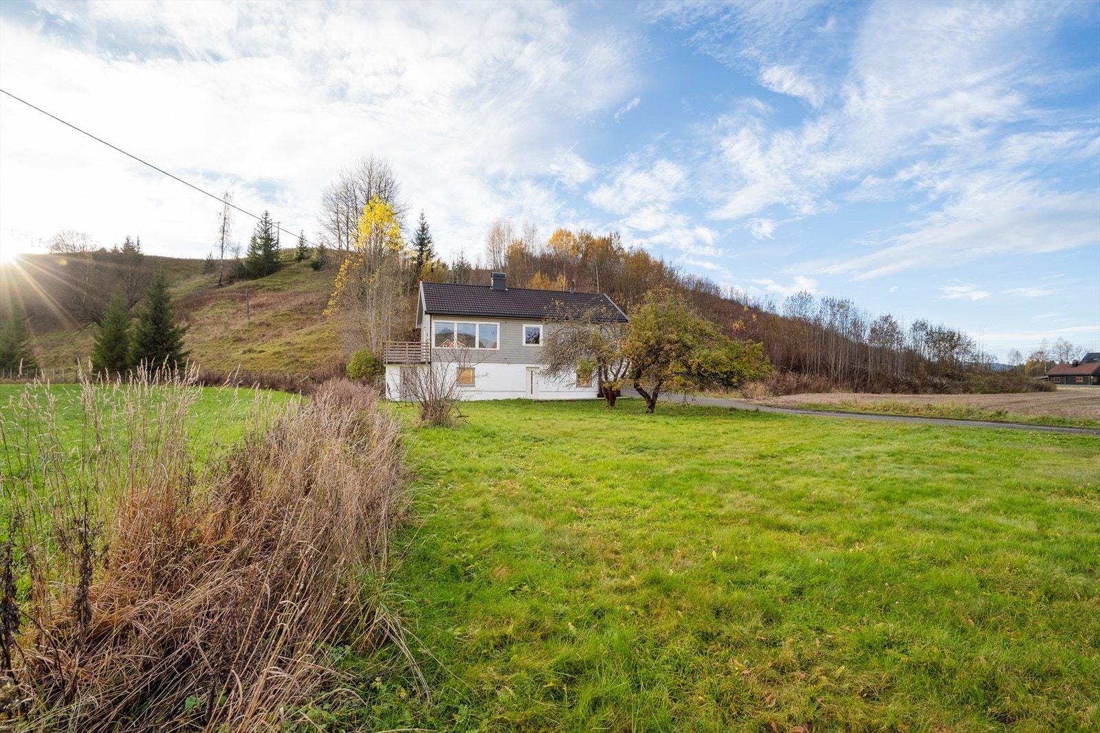 Landlig og fint beliggende eiendom med romslige plenarealer. Galleribilde