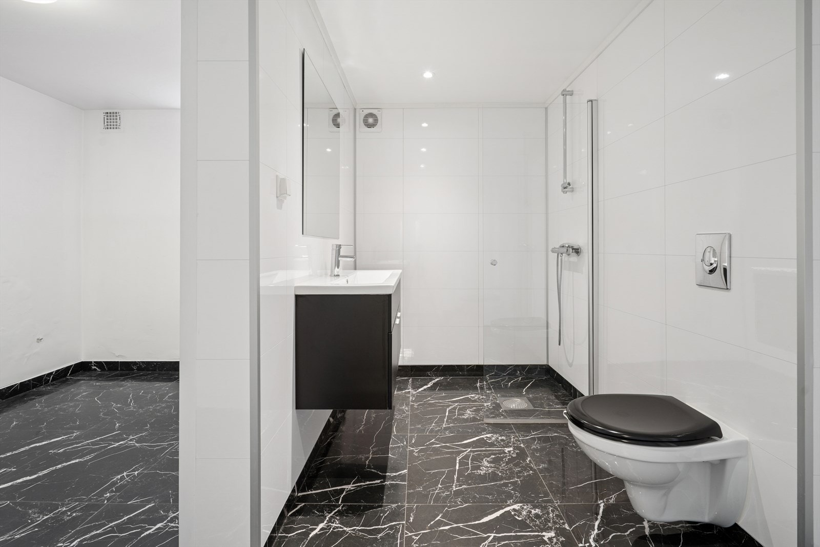 Kombinert baderom og vaskerom. Galleribilde