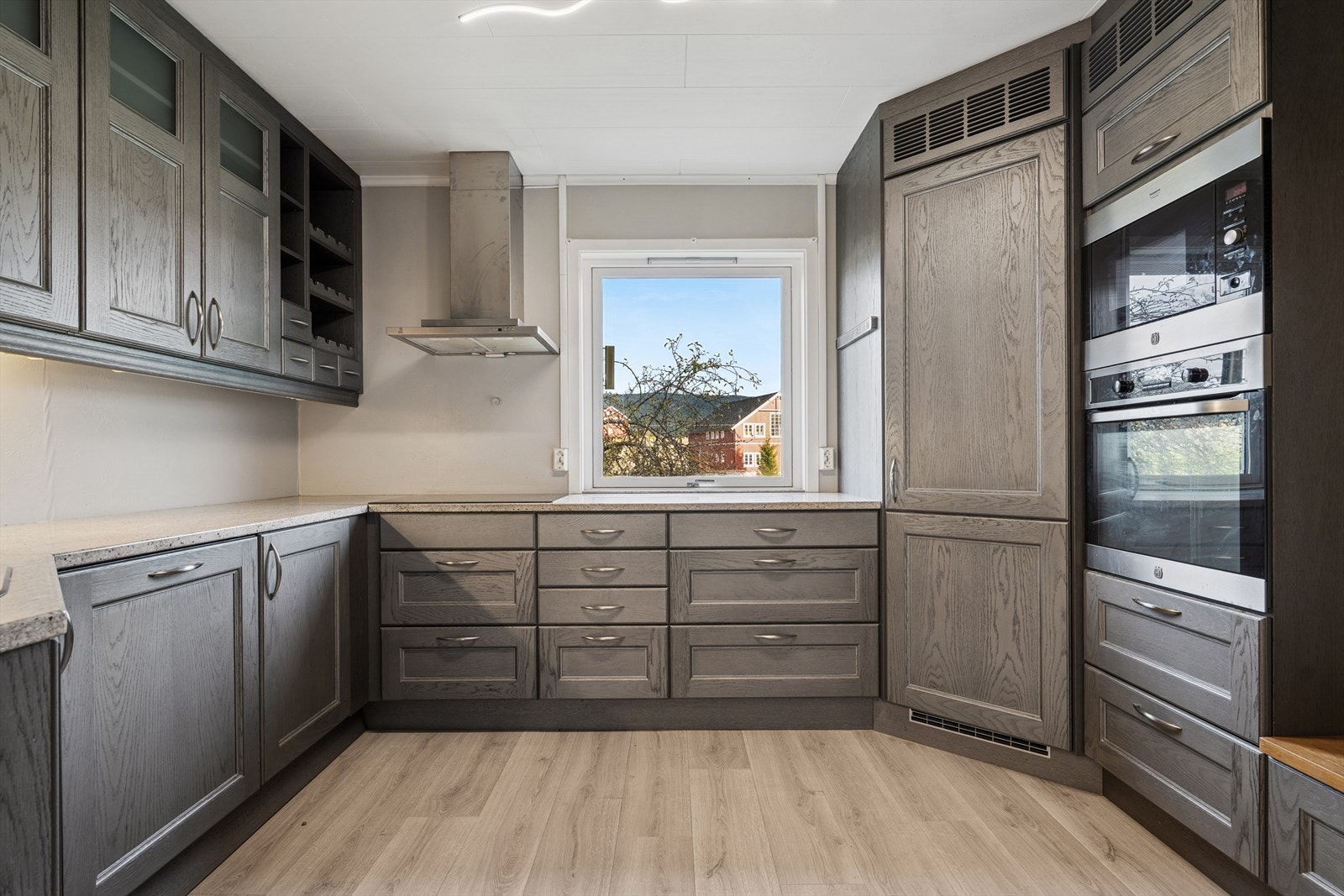 Romslig kjøkkenrom med god plass. Galleribilde