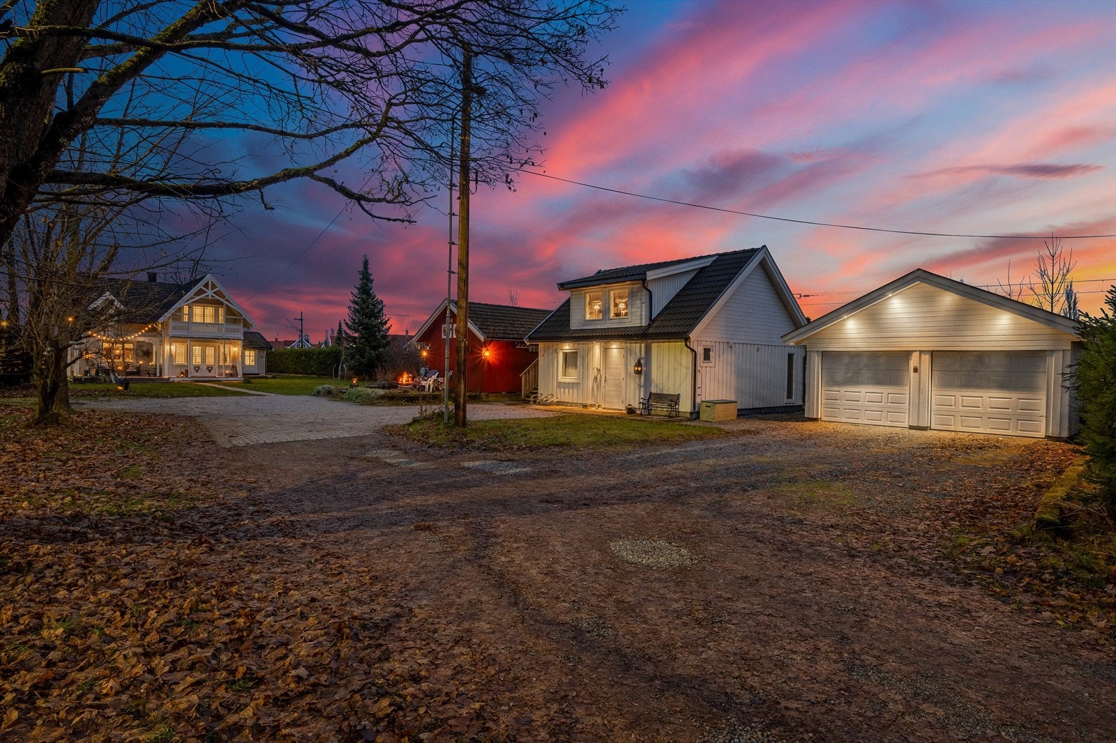 Med boligen får dobbelgarasje og to uthus som kan brukes etter ditt behov! Galleribilde