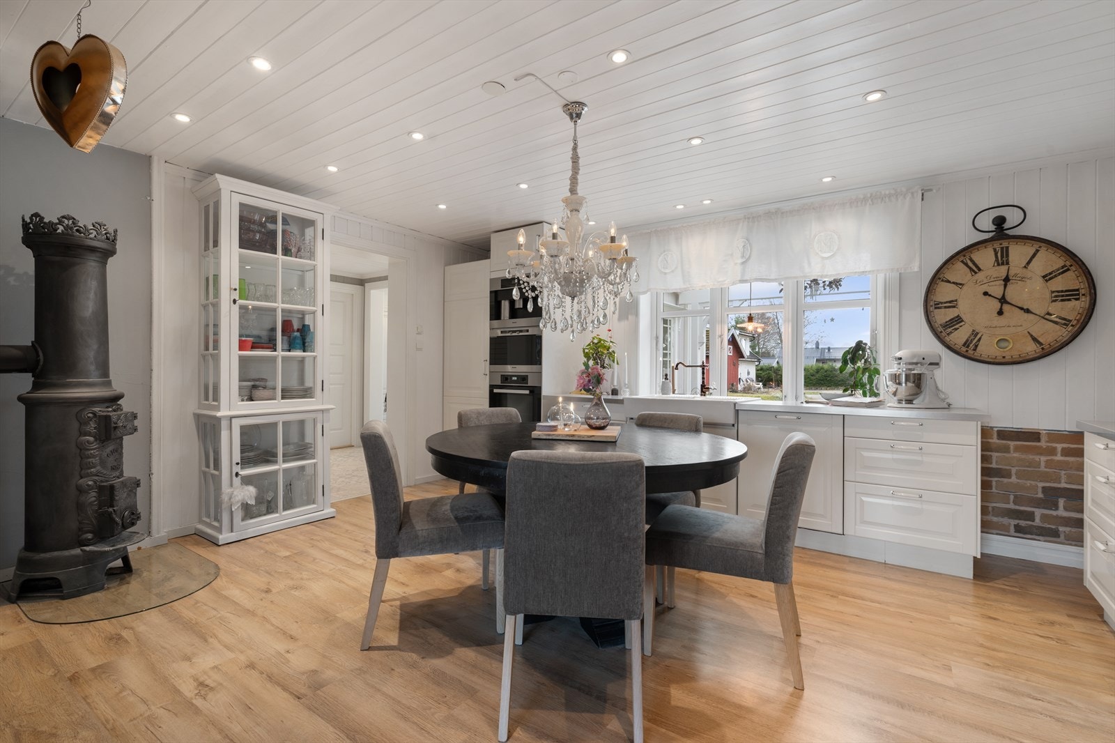 Kjøkkenet har integrerte hvitevarer som kjøleskap, oppvaskmaskin, damp ovn, kaffemaskin, komfyr og kokeplate med avtrekk over. Galleribilde