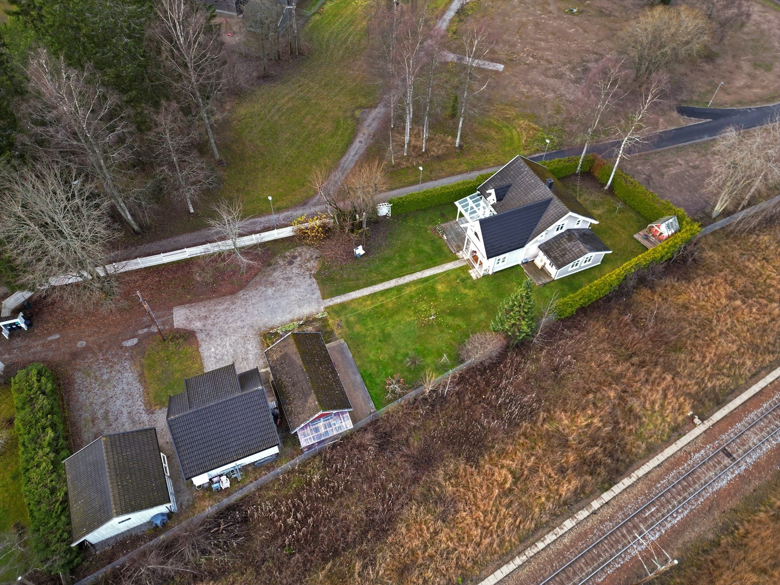 Boligen har en tomt på ca 1600 kvm og ligger fint til i enden av en blindvei. Galleribilde