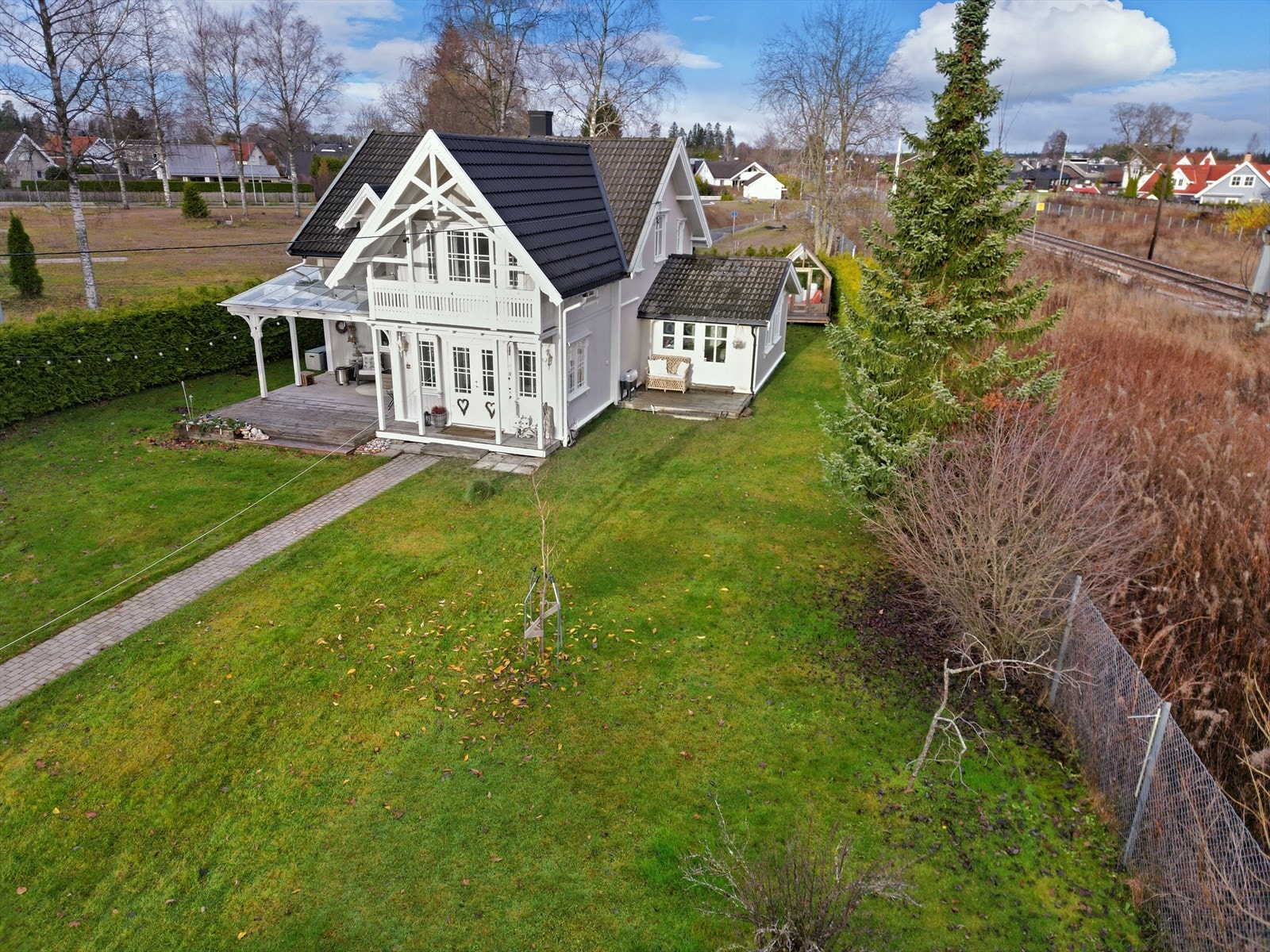 Her får du en sentral beliggenhet med kun et steinkast unna Nordby stasjon hvor toget går hver 30. minutt til Oslo S! Galleribilde