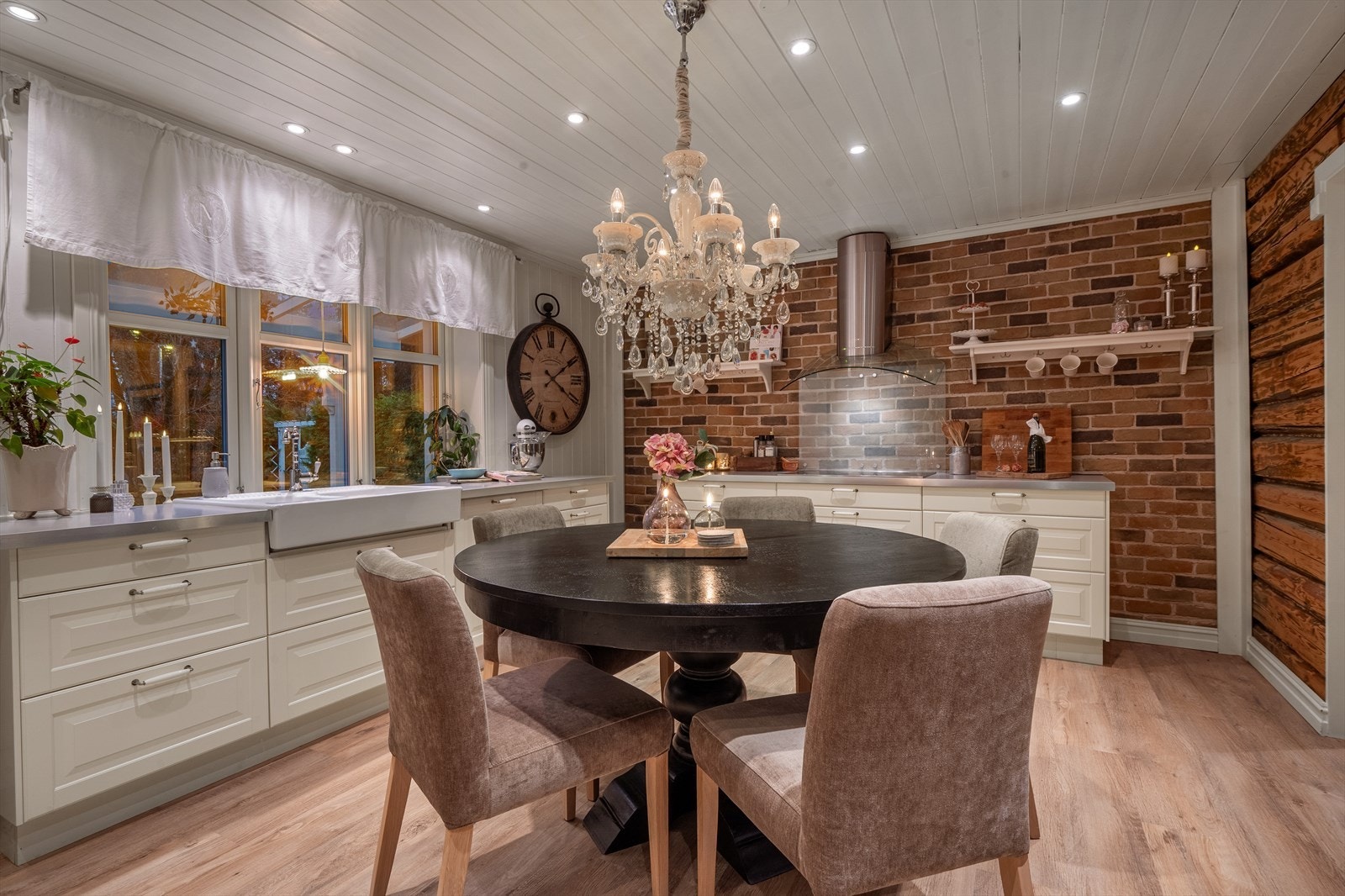 Kjøkkenet er et naturlig knutepunkt i boligen. Her får du lyse profilerte fronter og laminat benkeplate. Galleribilde