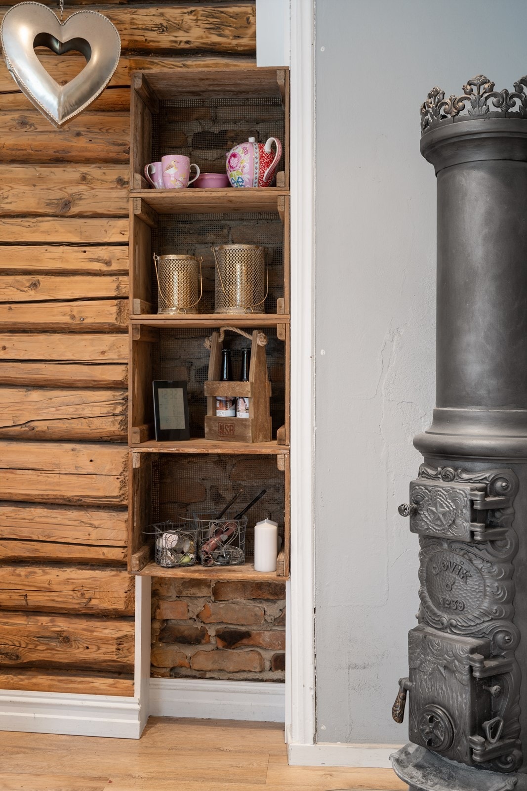 Som et naturlig midtpunkt står den sorte Prinsesseovnen fra Jøtul/Gjøvik - en liten dronning i støpejern som både varmer og pryder rommet. Galleribilde