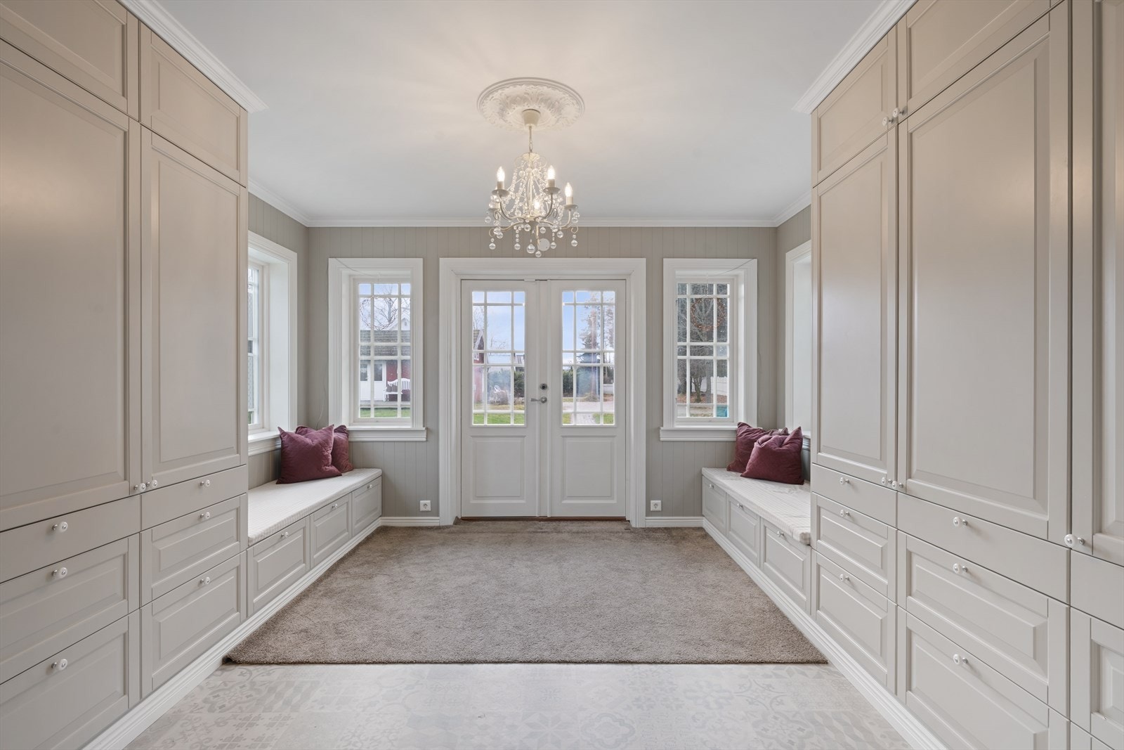 Boligen har en romslig og åpen entré, inngangen har rikelig med skapplass og gir en varm velkomst Galleribilde