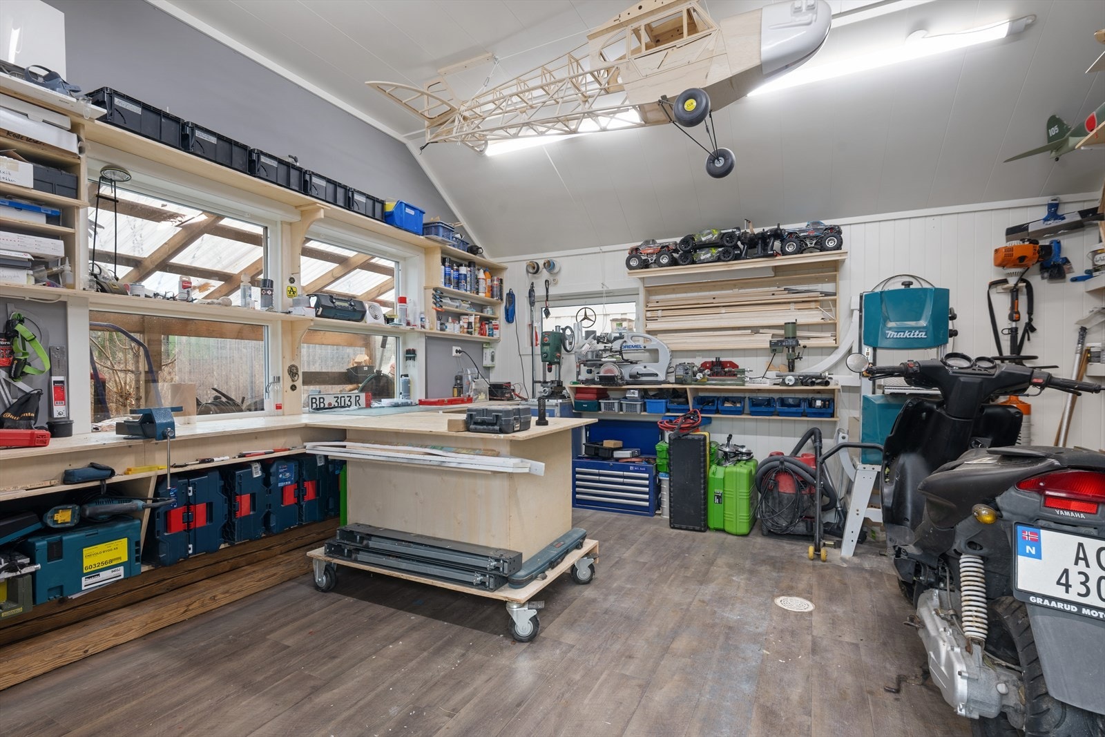 I det rød uthuset finner du et verksted/hobbyrom Galleribilde