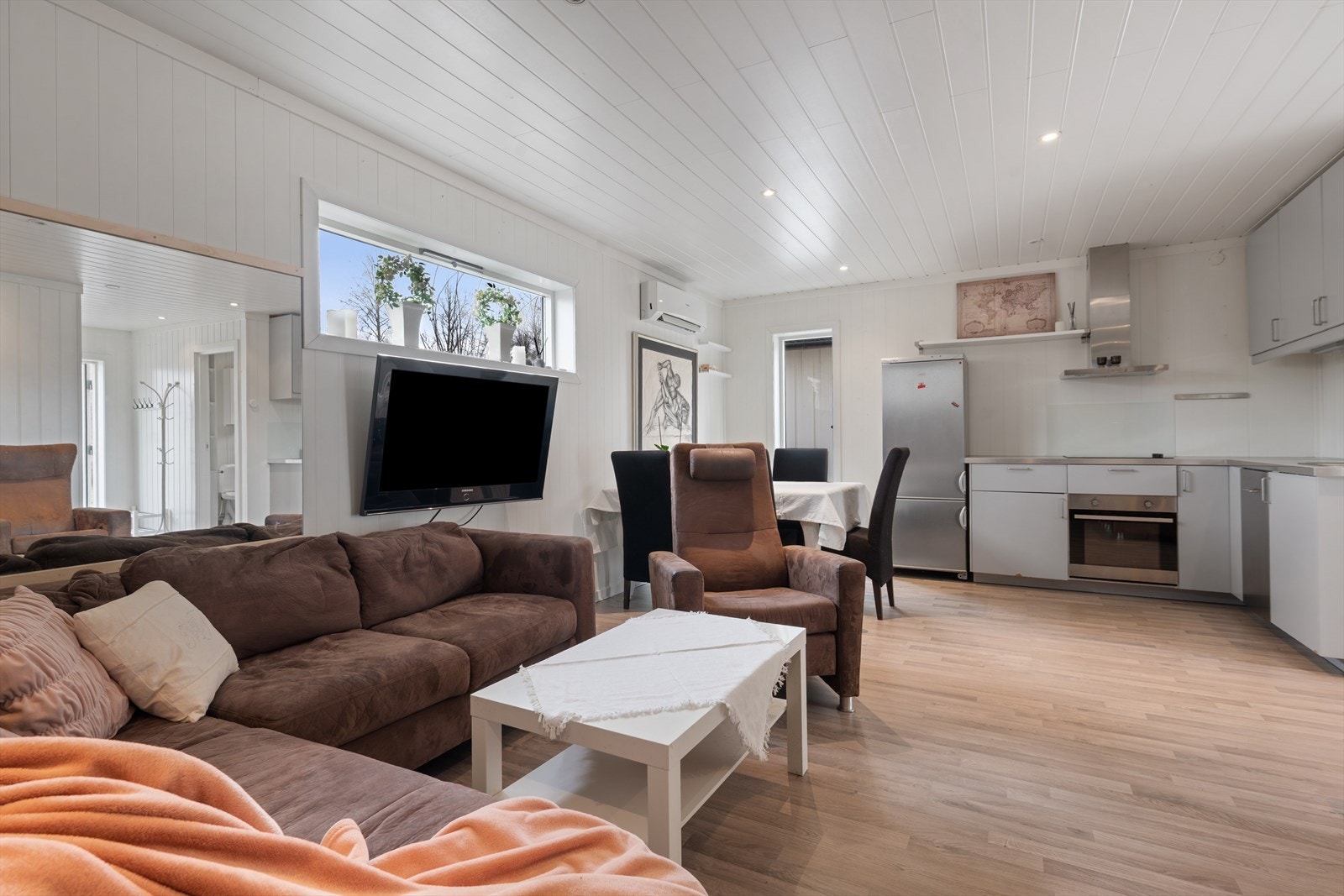 Rom i uthus innredet som stue/kjøkken Galleribilde