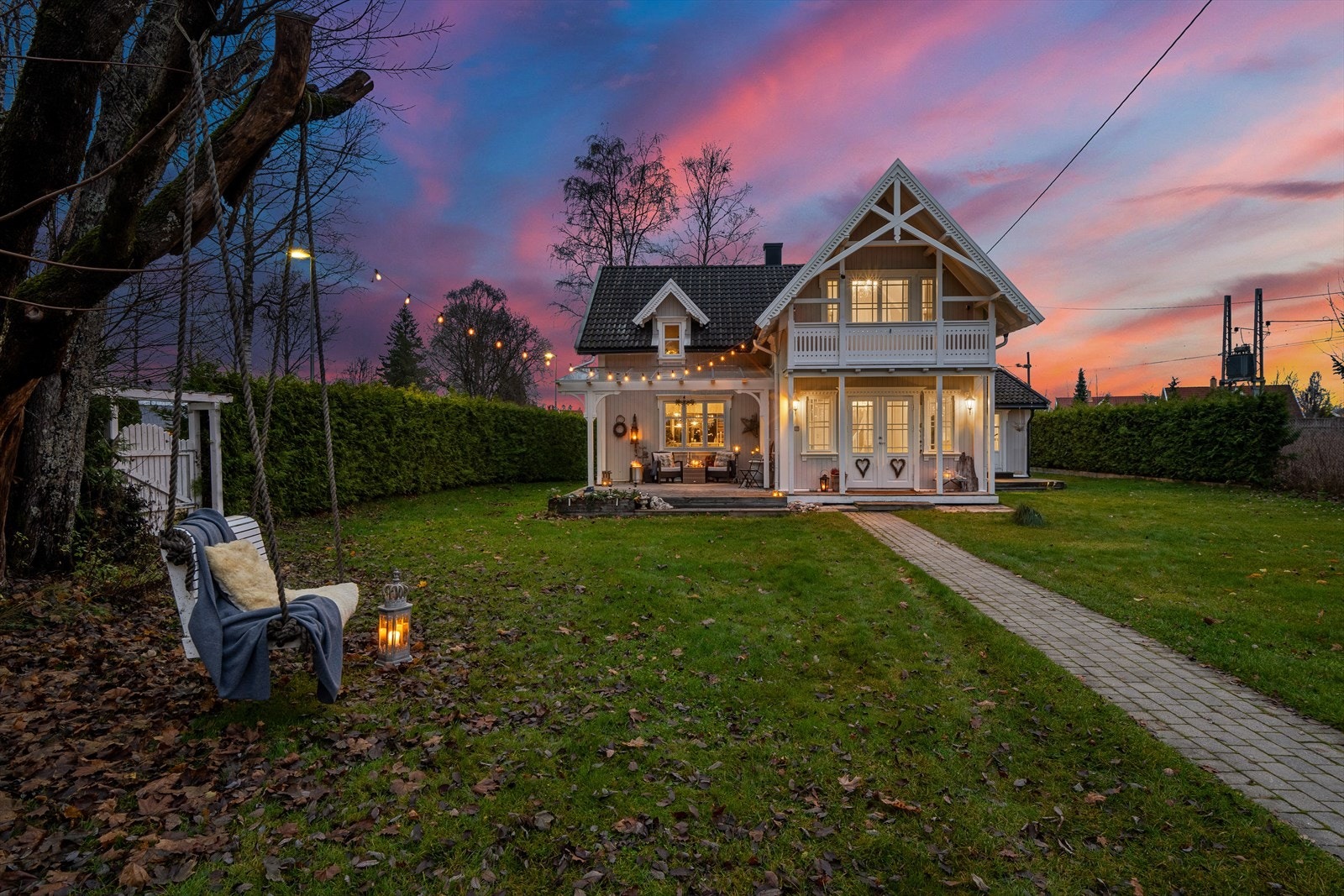 Boligen har flere koselige uteområder som kan nytes både dag og kveld Galleribilde