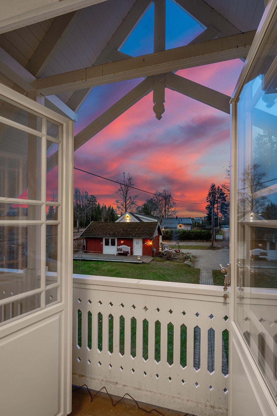 Terrasse med fantastisk utsikt mot kveldshimmelen Galleribilde