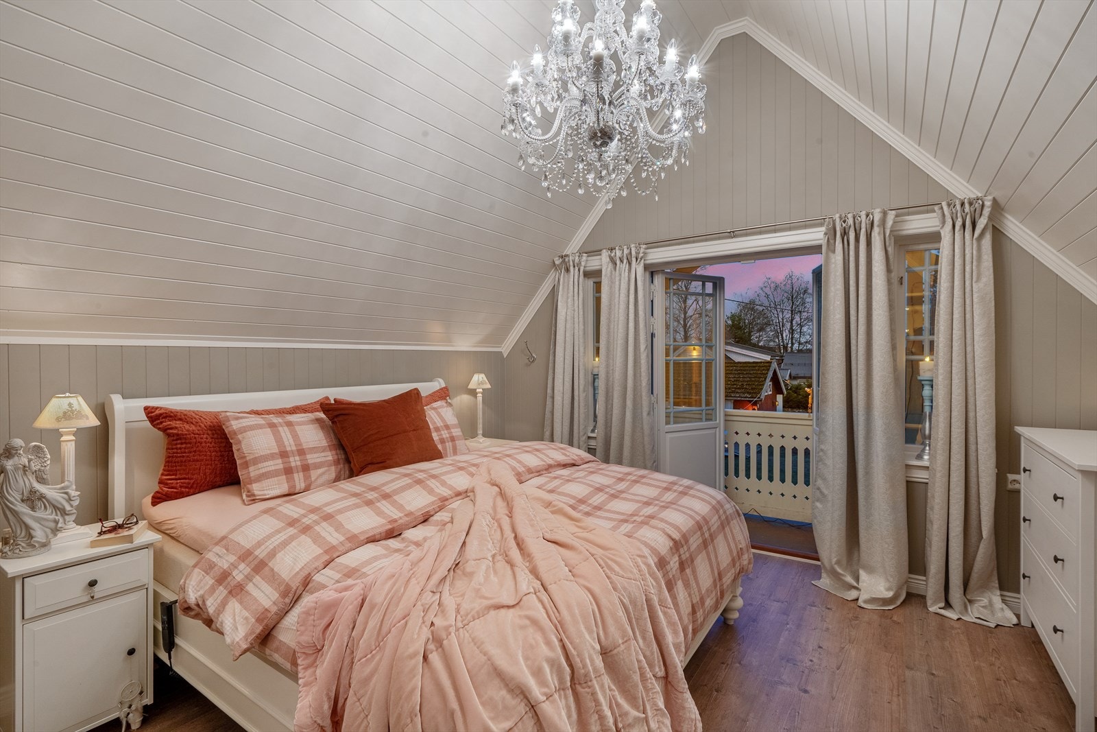 Hovedsoverom med egen terrasse og utgang til egen privat terrasse. Galleribilde