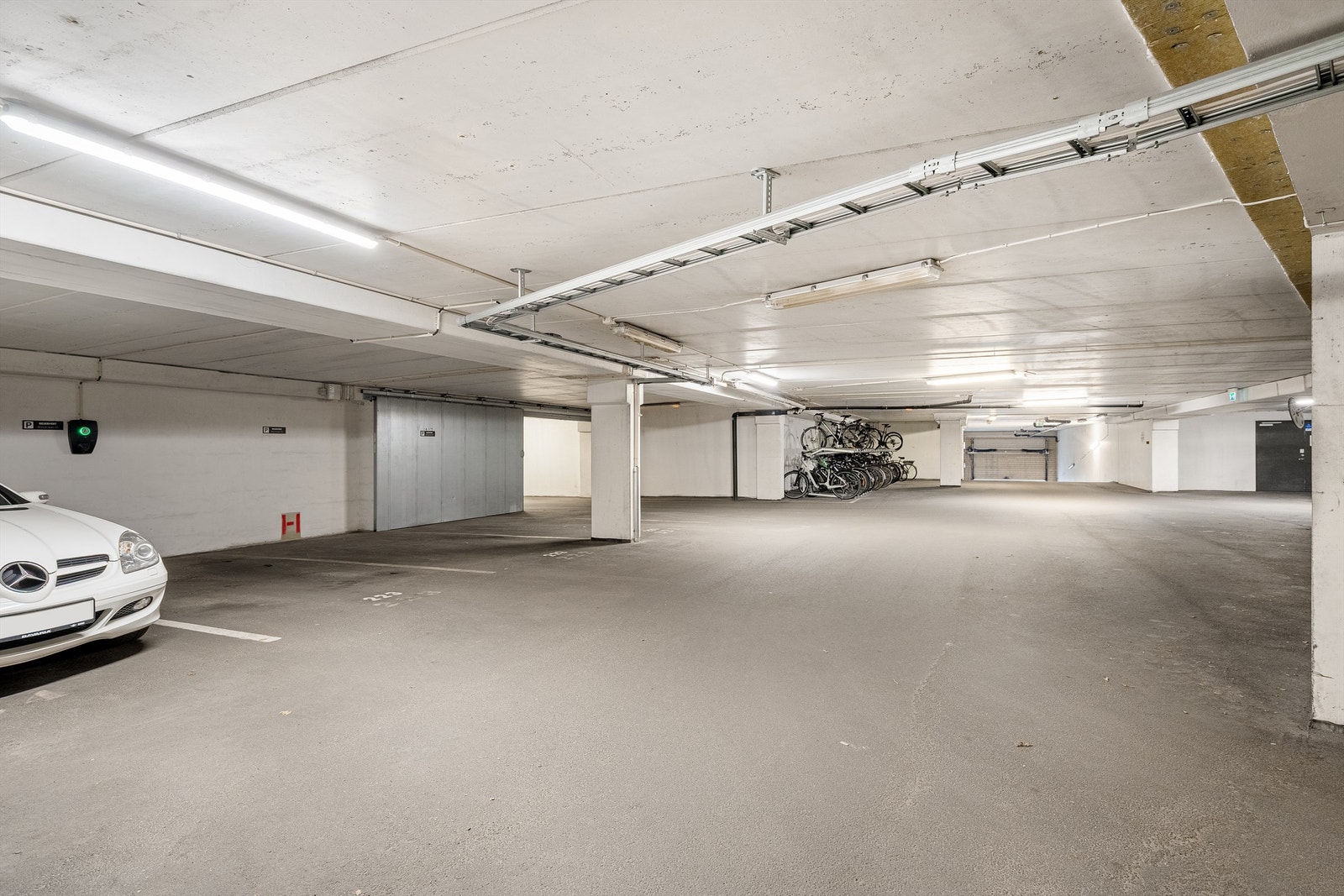 Parkering i lukket anlegg. Galleribilde