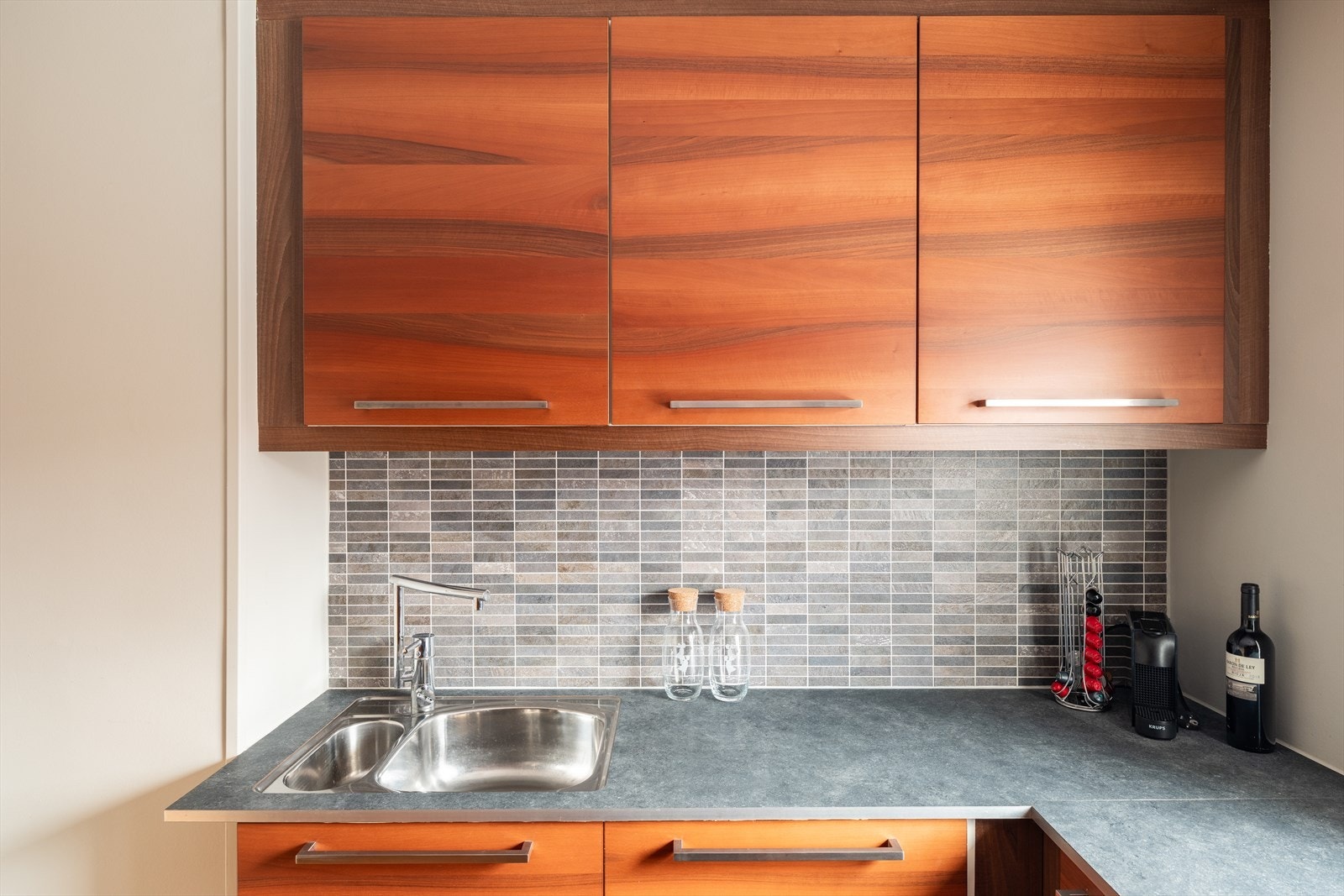 Kjøkkenet har integrerte hvitevarer som kjøl/fryseskap, platetopp, stekeovn og oppvaskmaskin. Integrerte hvitevarer medfølger naturligvis handelen. Galleribilde