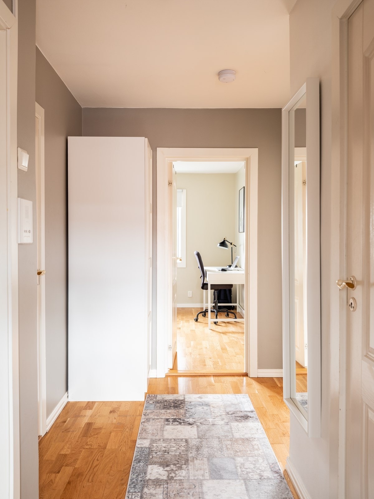 Innbydende og romslig entré på hele 5,5m², med god plass til oppbevaring av både sko og yttertøy. Galleribilde