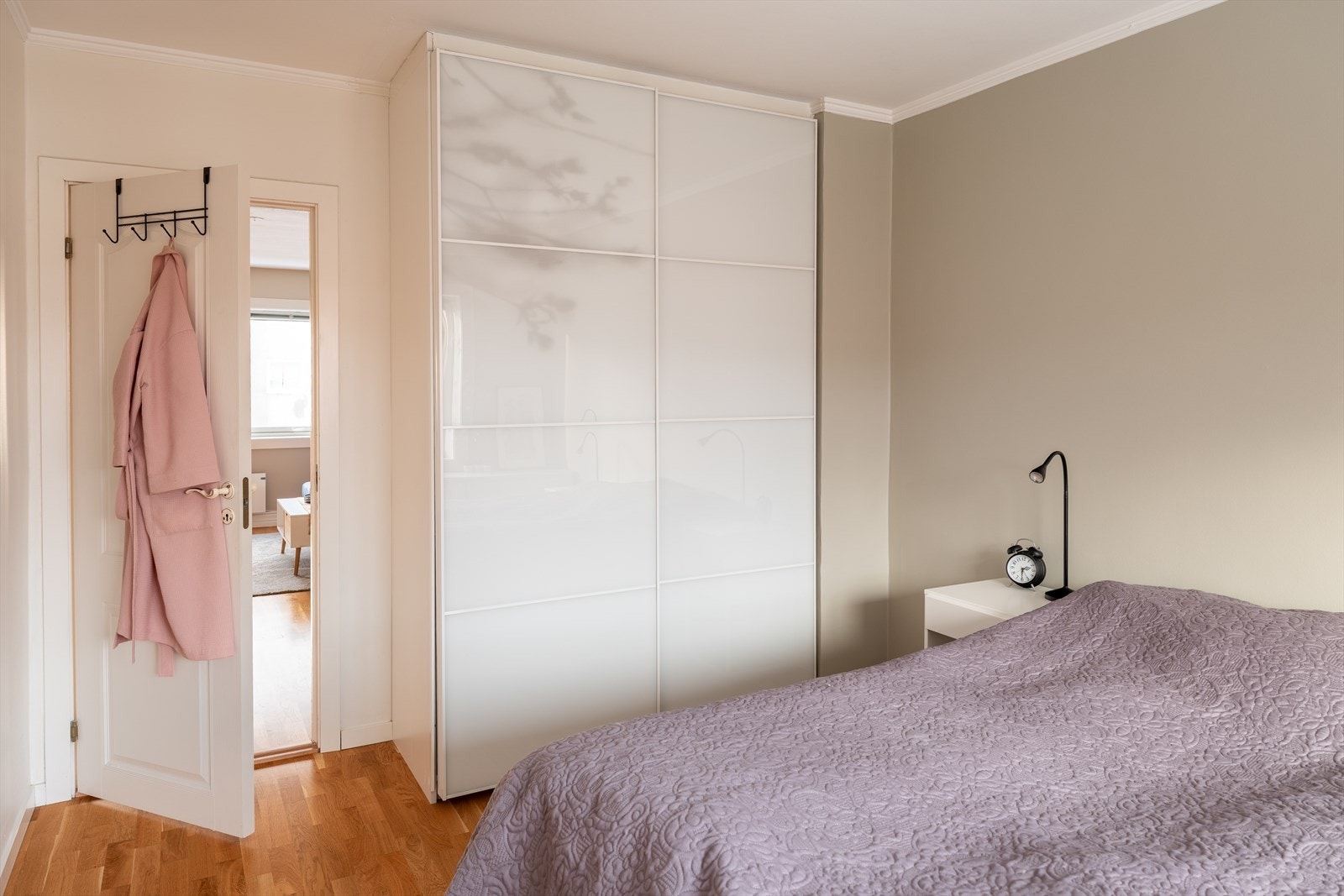 Garderobeskap medfølger naturligvis handelen. Galleribilde