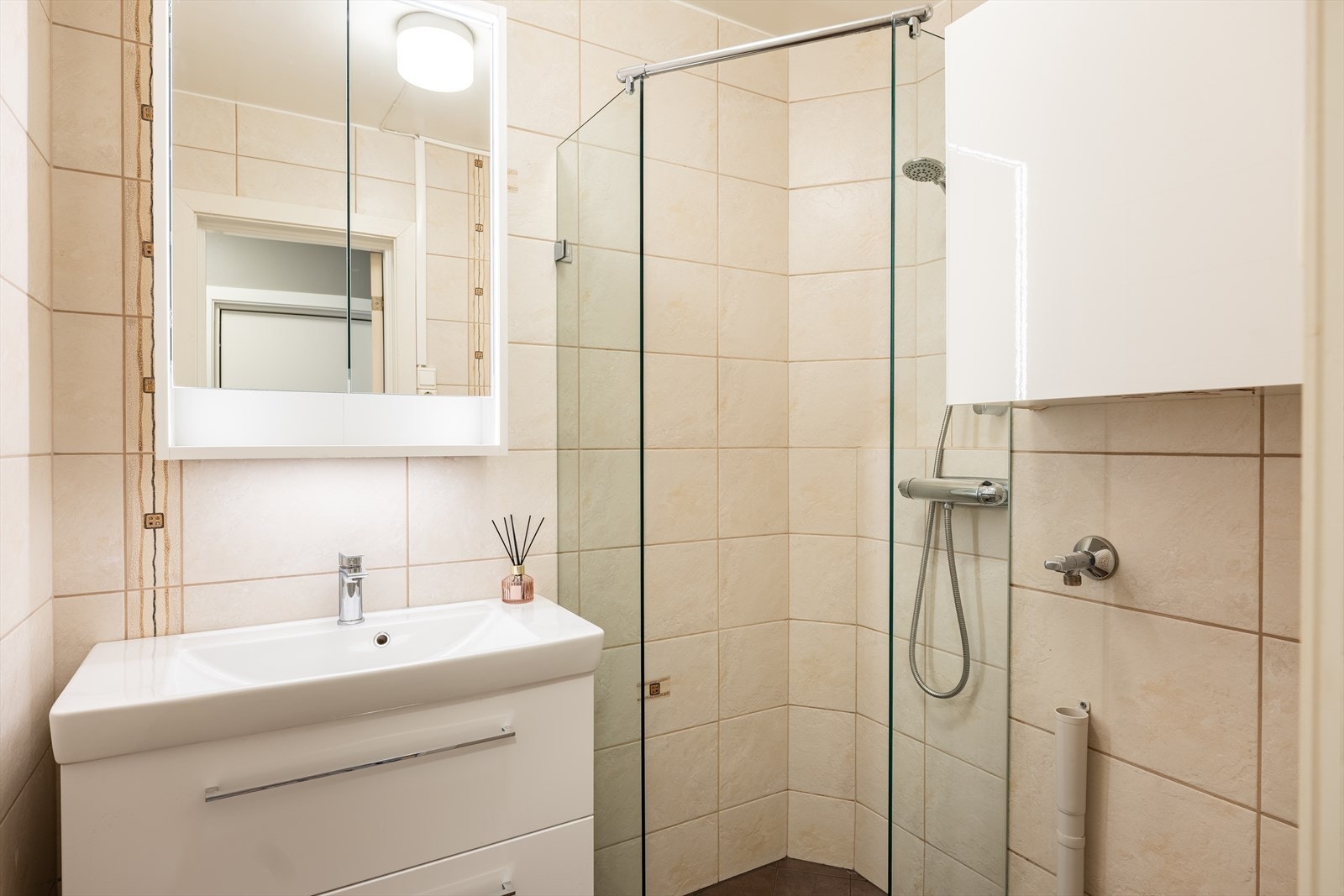 Pent flislagt bad med behagelig gulvvarme som varmekilde. Galleribilde