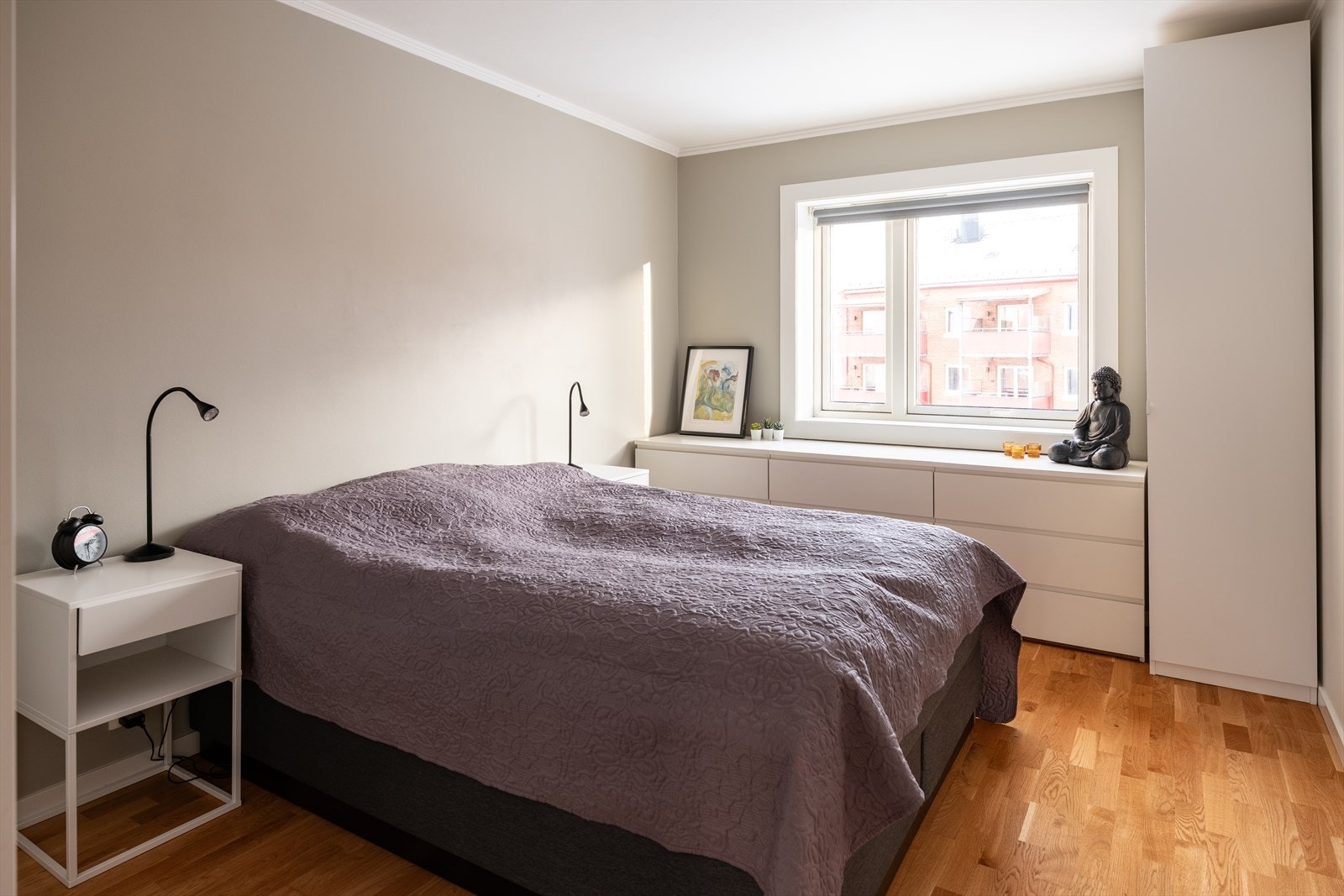 Hovedsoverommet er målt til hele 13,5m². Her er det god plass til dobbeltseng, garderobeløsning og nattbord på begge sider. Galleribilde