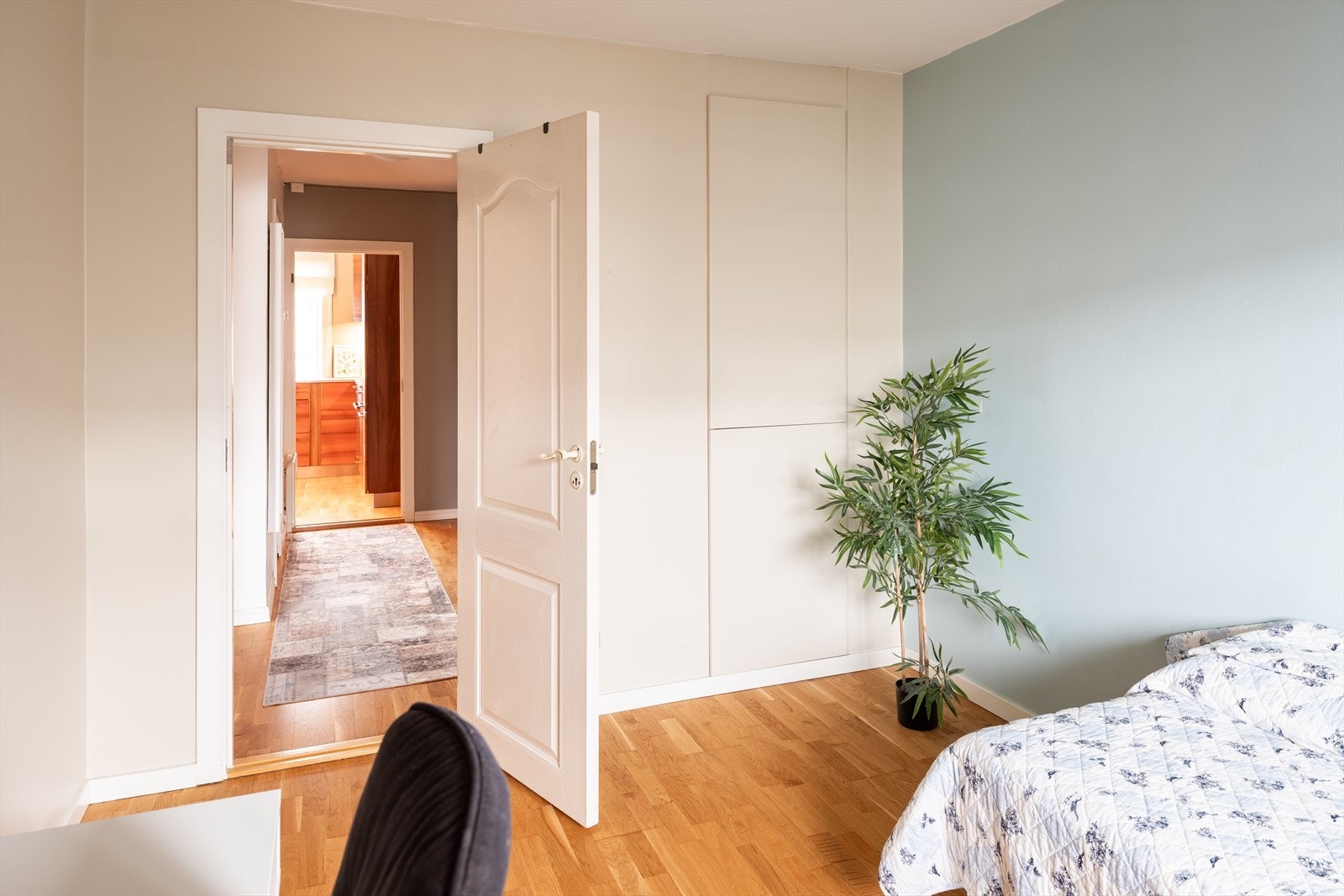 Her er det også god plass til dobbeltseng, skrivebord og garderobeløsning. Galleribilde