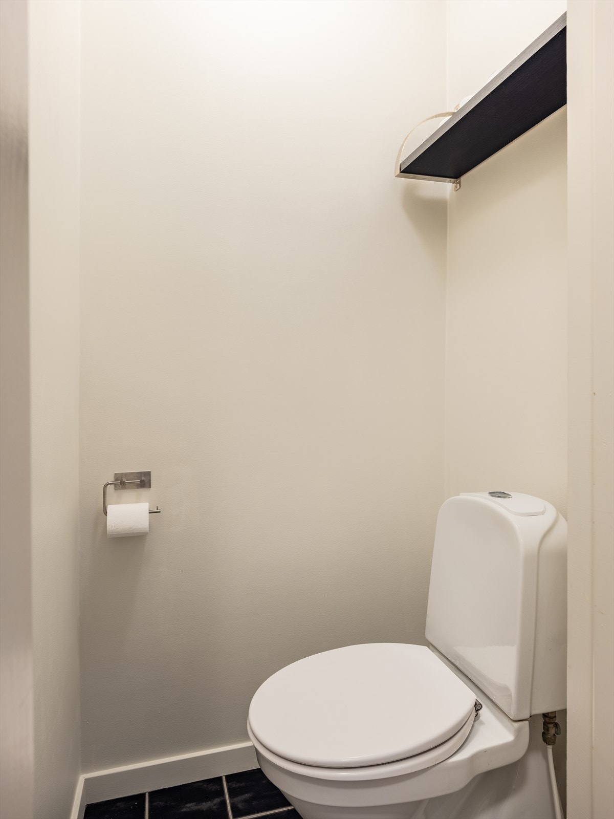 Til venstre for inngangpartiet finner du WC-rommet. Galleribilde