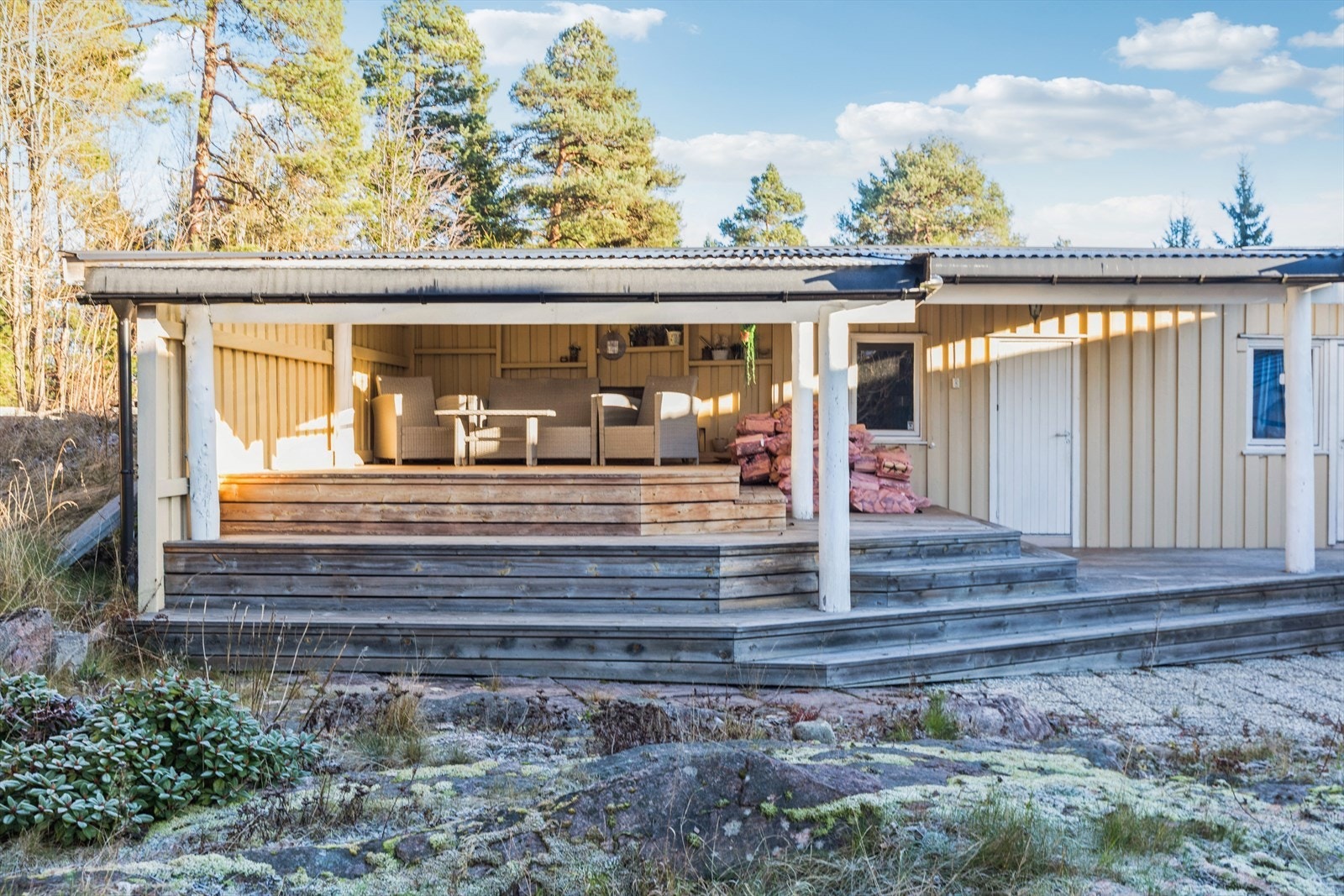 Fin overbygget uteplass i tilknytning til anneks og bod. Galleribilde