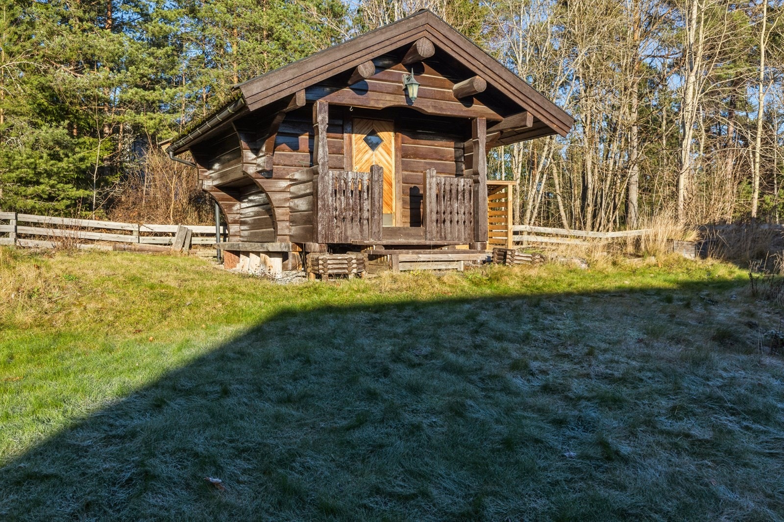 På tomten står også et koselig stabbur. Galleribilde