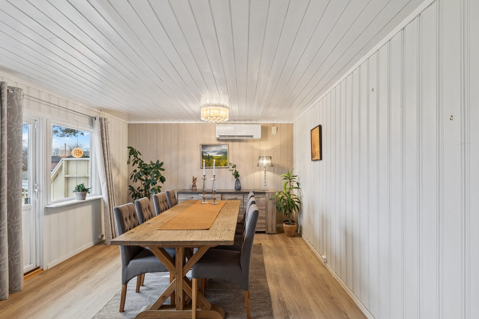 I spisestuen er det installert nyere varmepumpe, og herfra er det også utgang til den solrike terrassen. Galleribilde