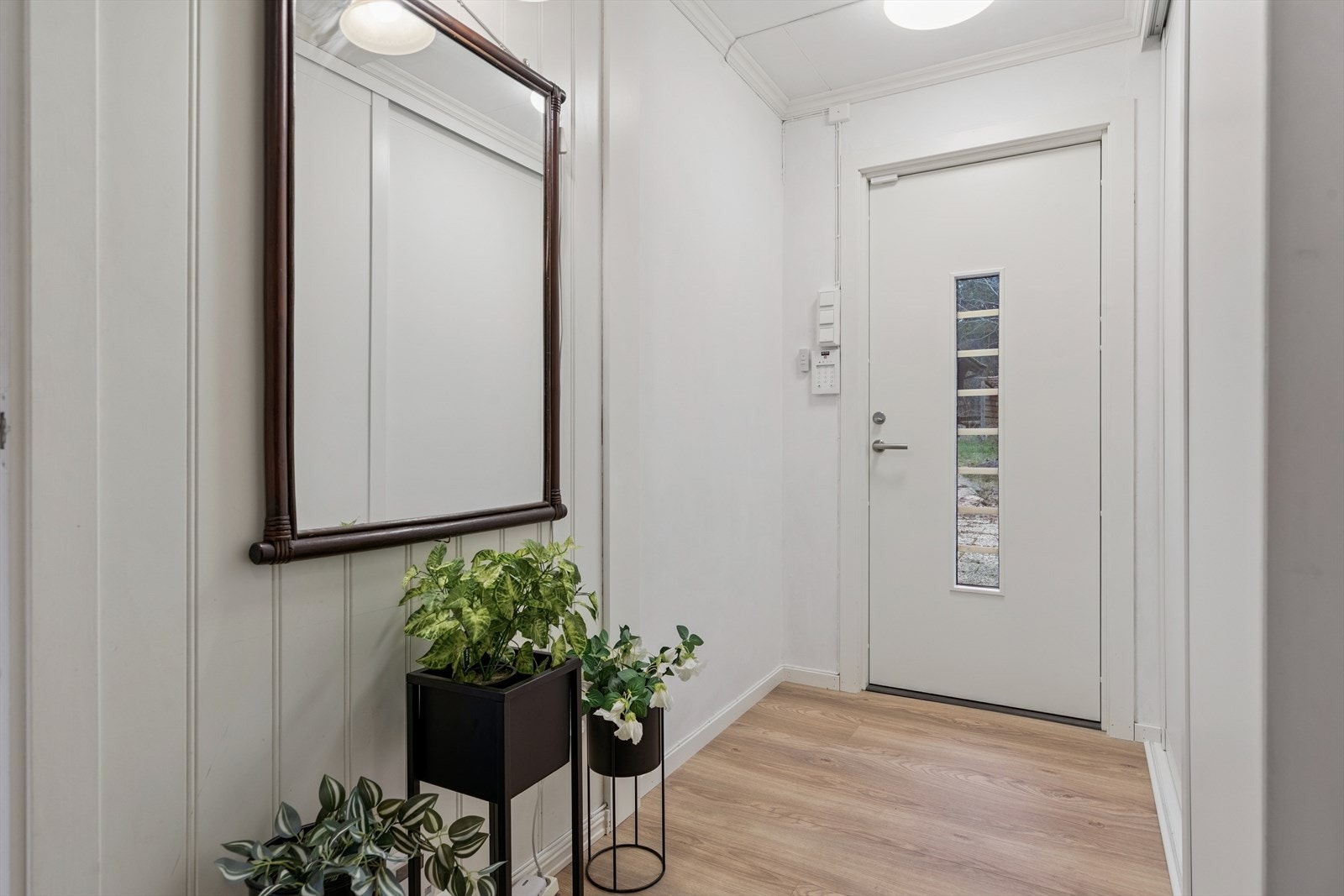 I entreen er en romslig skyvedørsgarderobe. Galleribilde