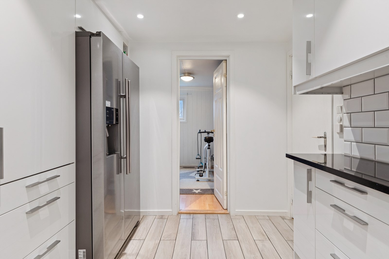 Fra kjøkkenet er det adkomst til kontor, vaskerom, wc og egen kjøkkeninngang. Galleribilde