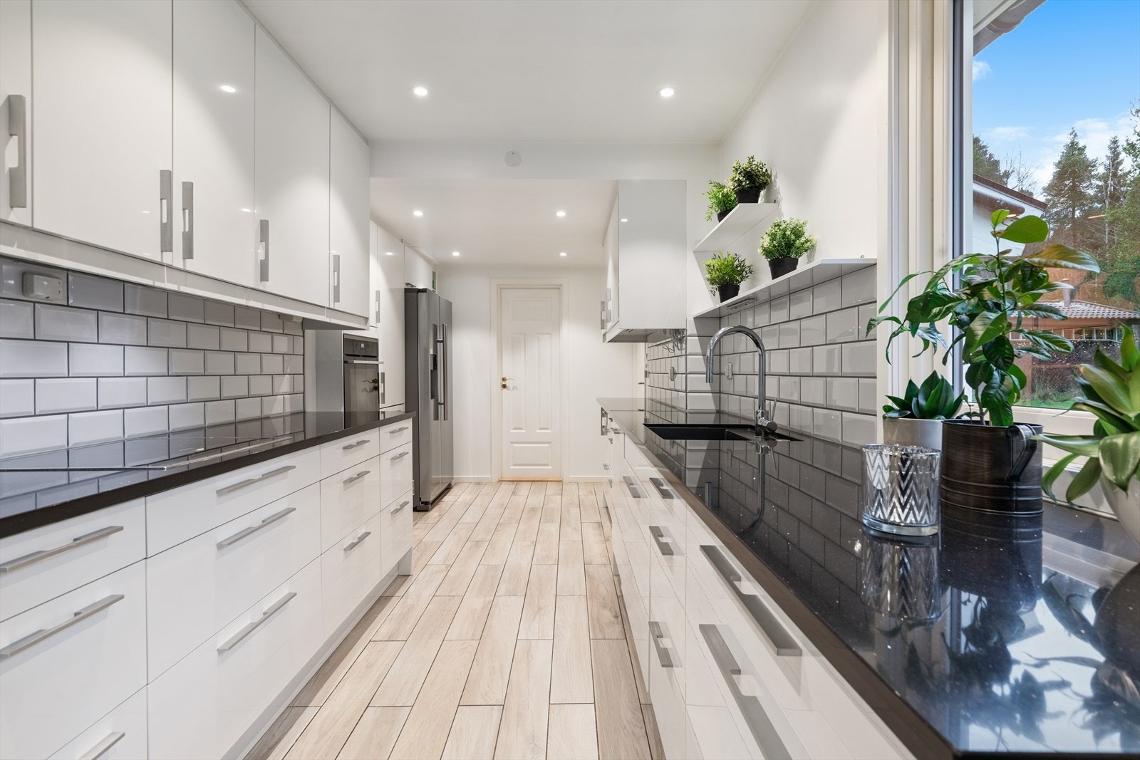 Det er integrert platetopp, stekeovn og oppvaskmaskin. Galleribilde