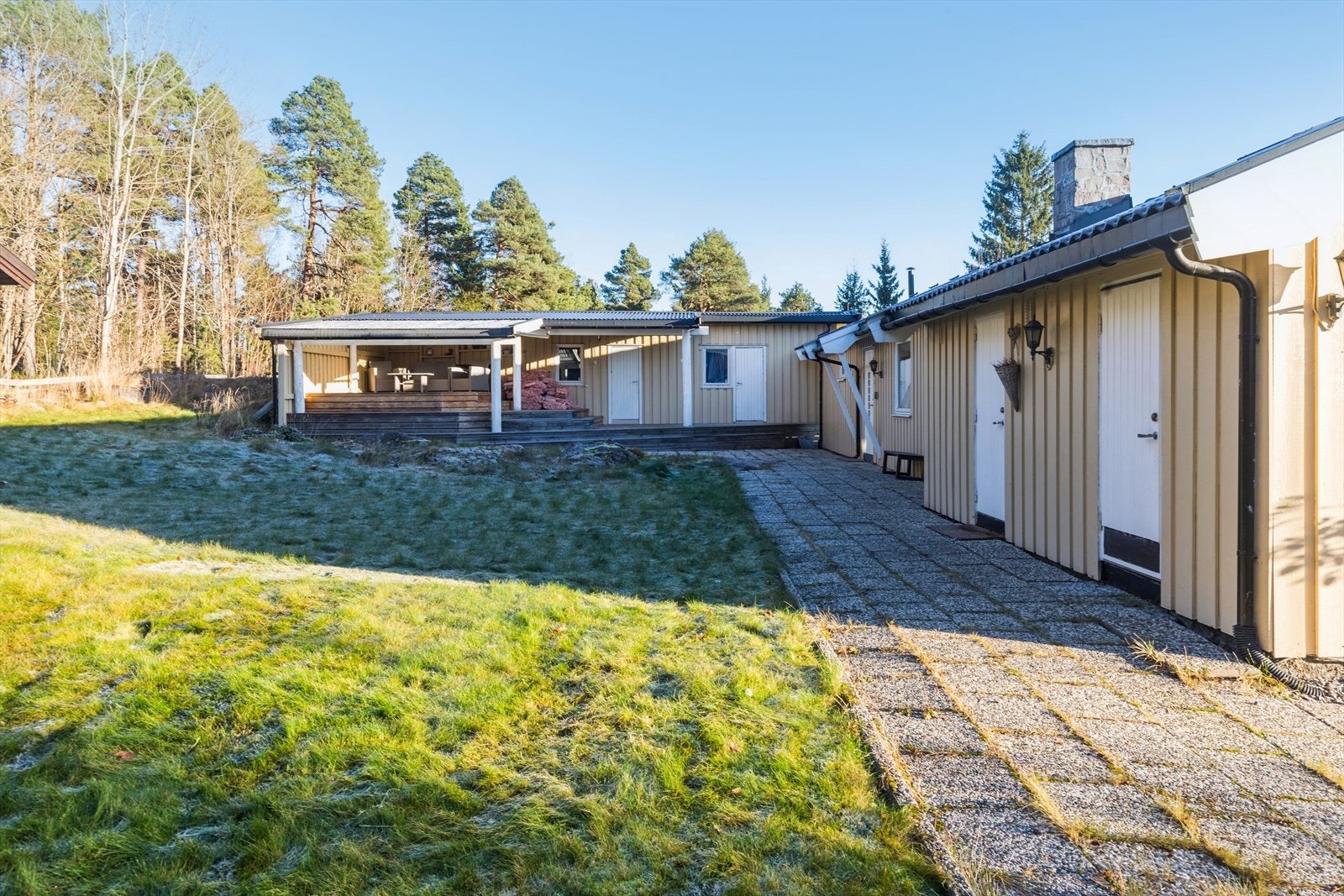 På inngangssiden er det en koselig og skjermet hage. Galleribilde